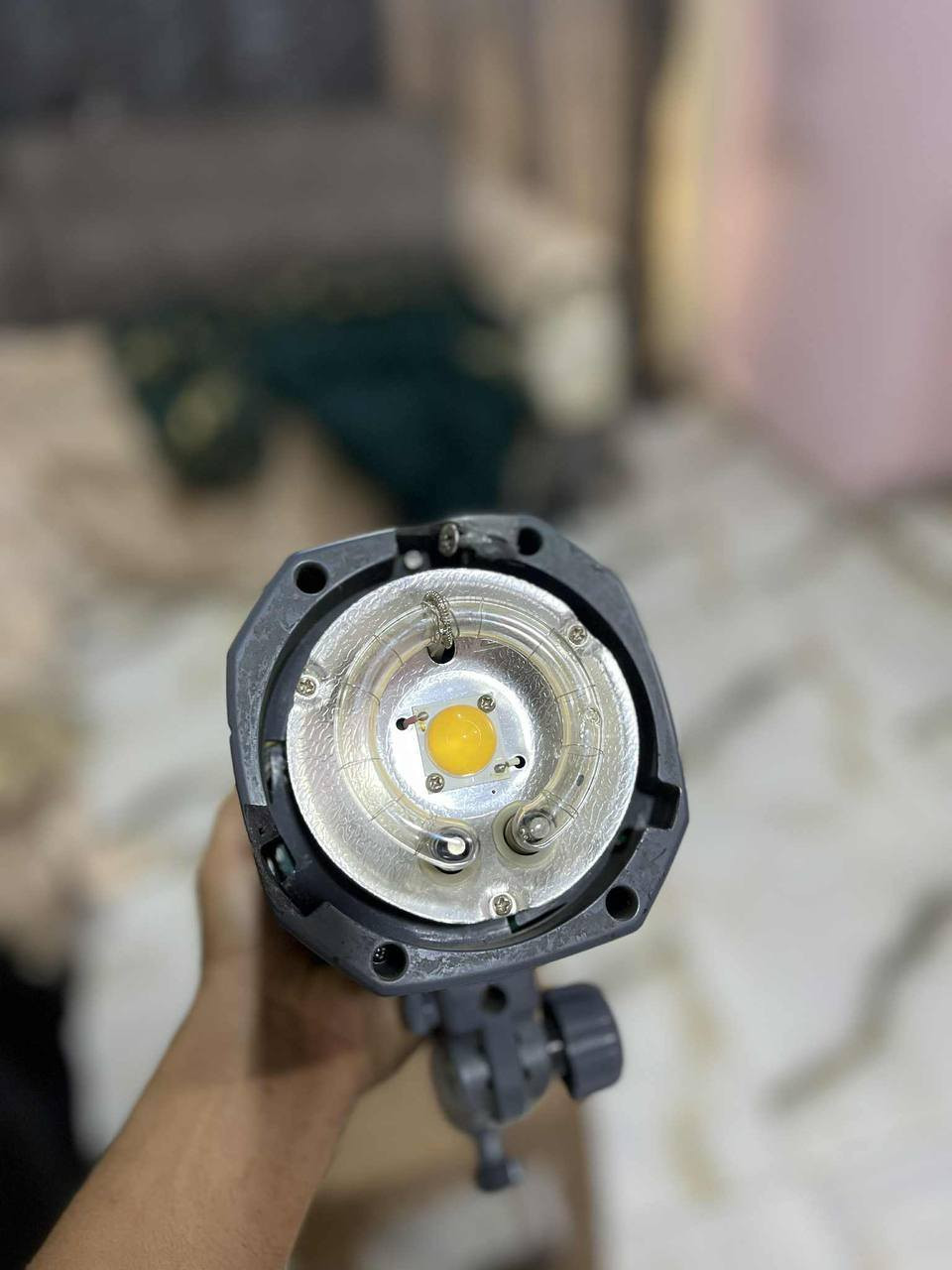 اضائه خاطفه و لد شركة فيسكو مع تريكر للنيكون لمضه ما تشتغل تضل تطلع صوت ماعرف شنو المشكلة تشتغل فقط لد  500 واط بطارية جيدة تبقى أكثر من 4 ساعات سعر 150 الف توصيل موجود ***********
