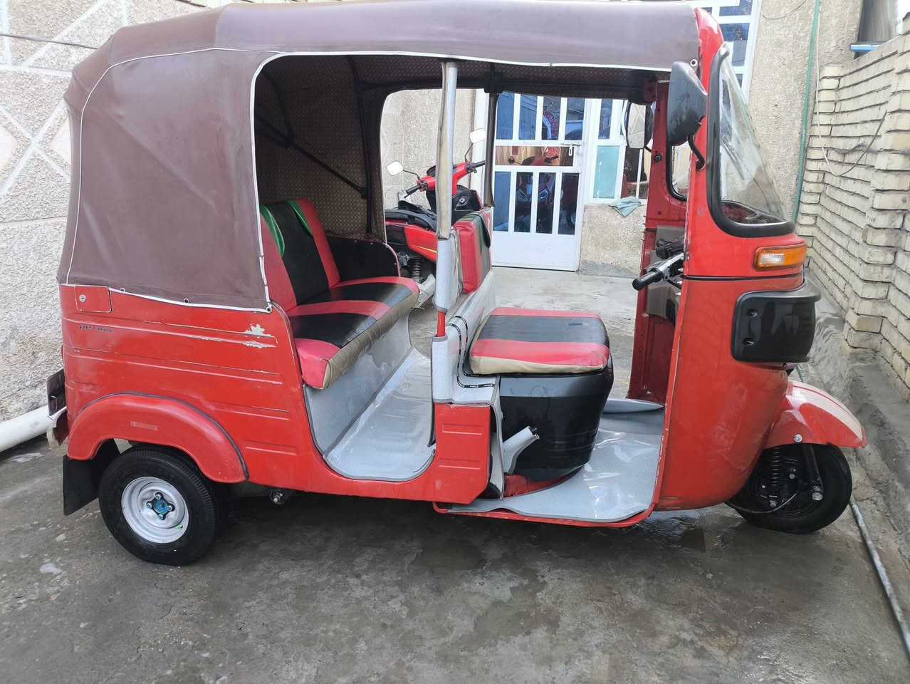 السلام عليكم 
تك تك مديل ٢٠١٨ جاهزه ونضيفه اي نقص مابيها سنويه بأسمي تحويل مباشر 
مكاني بغداد حي النصر 
رايدها 6500وبخدمة الشراي 
***********
