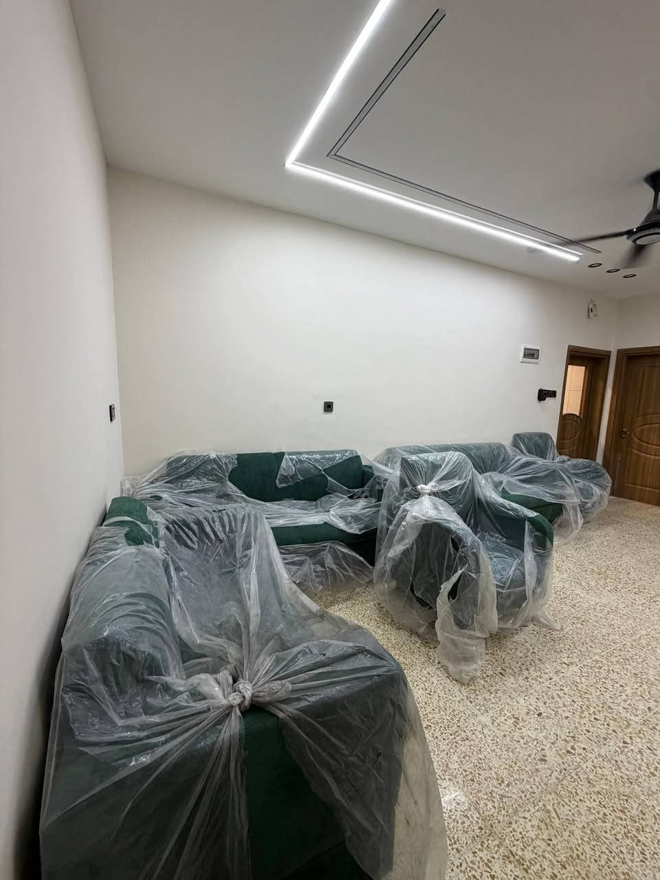 تخم قنفات 10 مقعد
القياسات (حجم راهي):
​قنفة كبيرة: طول (2 متر).
​قنفة وسط: طول (متر ونصف).
​الكرسي المفرد: (70 سم).
​ملاحظة: عرض المقعد (من اليدة لليدة) 75 سم، يعني القنفة عريضة وراهية، والصافي مالت الكعدة 55 سم.
​المواصفات والشغل:
​الخشب: الهيكل الداخلي خشب جام روسي (مو تجاري)، يتحمل وزن وما يطك.
​المقعد: مستخدم بلوك أسود وفوگاه سفنج  ارتفاع 7 سم، يعني لا ينزل بمرور الوقت ولا يتعب الظهر.
​القماش: نفس النوع واللون اللي بالصورة.
جديد ما مستعمل شرط الفحص معروض للبيع الفيديو من بيت زبونه أخرى اما صور  هو الموجود عندي عارضه للبيع بسبب ضيق المكان 
اشتريته ب 600 وابيعه ب 550 وبي مجال بسيط 
عنوان كركوك _حي معلمين


**إذا كنت صاحب هذا الإعلان وتريد حذفه لأي سبب، رجاءا أرسل رسالة إلى الدعم الفني**