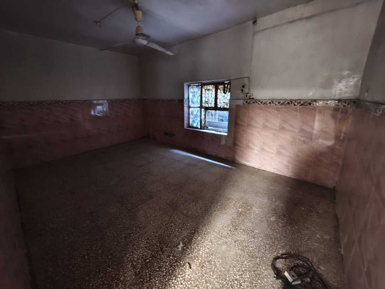 بيت للايجار حي صدر ثالث شارع 30 منطقه كامل الخدمات وتبليط ب باب البيت للايجار مساحه 100 متر    ***********                    ***********
