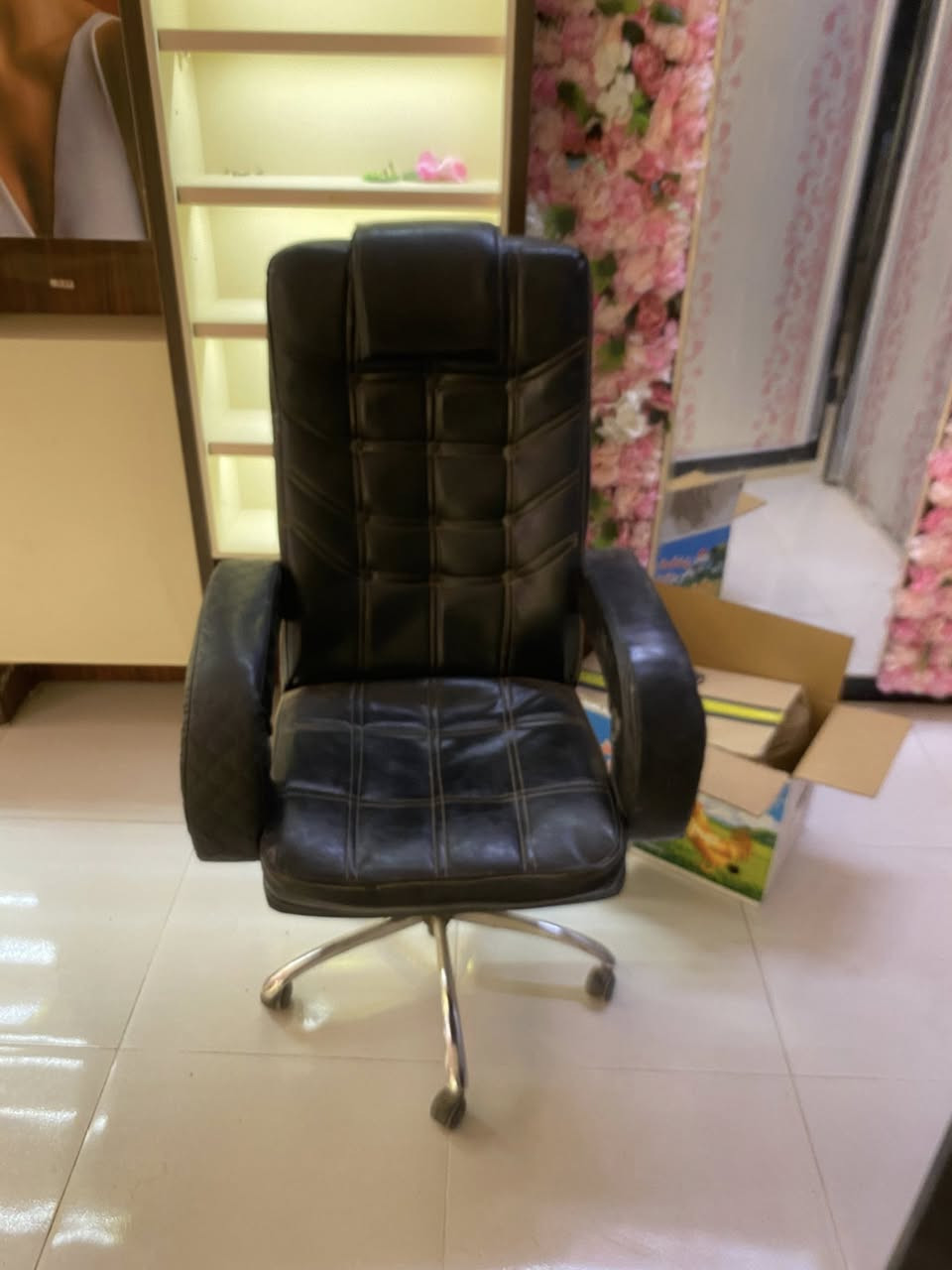 سلام عليكم
كرسي مكتبي دوار للبيع 
للسعر والاستفسار 
مكاني الشموخ الناصريه 
***********
