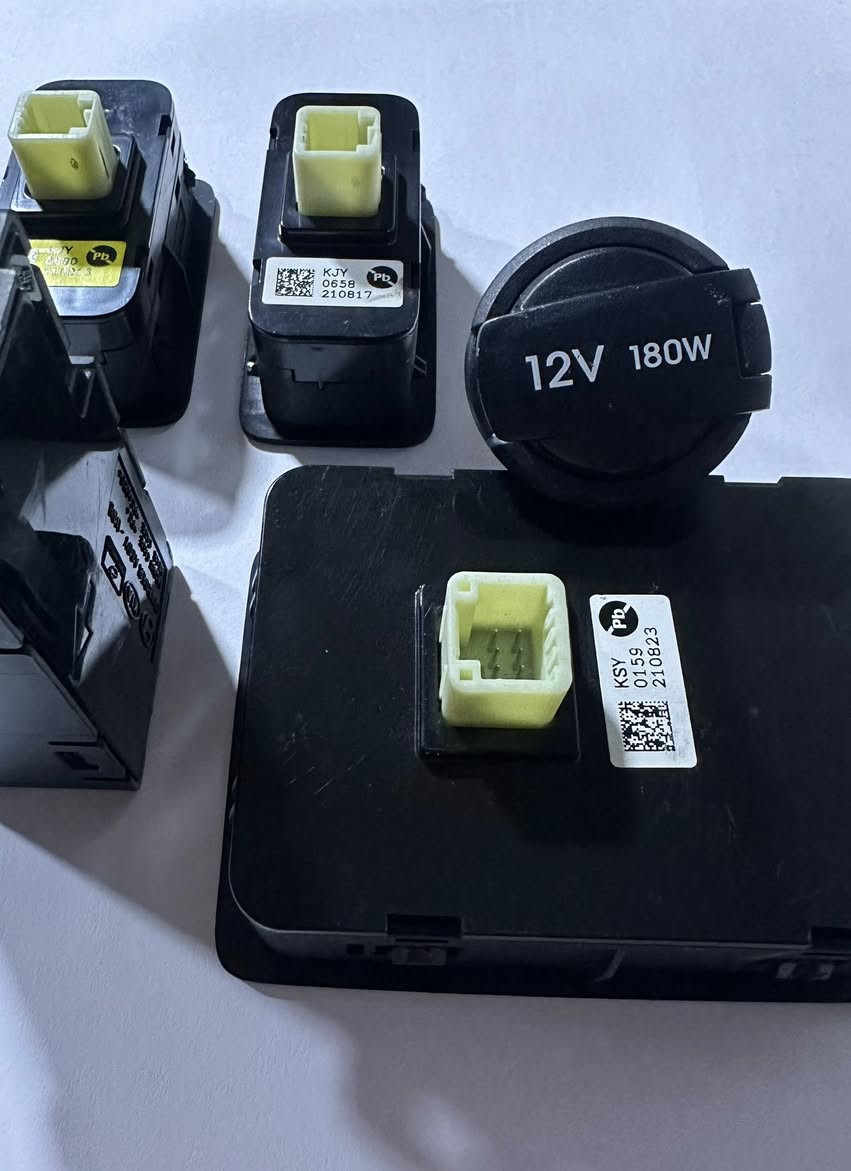 تحكم مقاعد خلفية يمين يسار هونداي باليسايد كاليگرافي مع حاضنة كاسات خلفيه يمين يسار جديد وكاله للأستفسار عالخاص او الاتصال ***********
