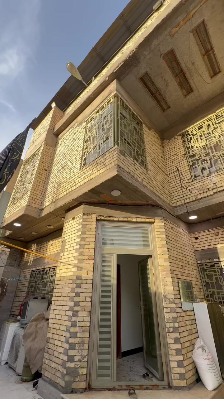 شـركـه أنوار الجـزائري للعقارات والمقاولات 
يتوفر بيت حديث للبيع 
العنوان :  الاساتذه ( اربع شوارع )📍
المساحه :  200 م
الواجهه :  10 م
محتويات البيت :  6 غرف منام + أستقبال + صاله + صحيات + كراج 
المواصفات :  بناء حديث 2024 + طابوك بالكامل + طابو صرف 
السعر الأجمالي :  550 مليون

عنوان الشركه الجبيله مجاور جوتن للاصباغ 
و قصر شيرين  📍

شركه أنوار الجزائري للأستثمار العقاري والمقاولات العامه والتجاره العامه . 
الشـركة  مجازة رسمياً وقانونياً من جميع الجهات المعنيه 
 
للاطلاع على باقي العروض او مشاركه عرض مع الشركه
 التواصل عبر الارقام التاليه :
***********
***********
***********
