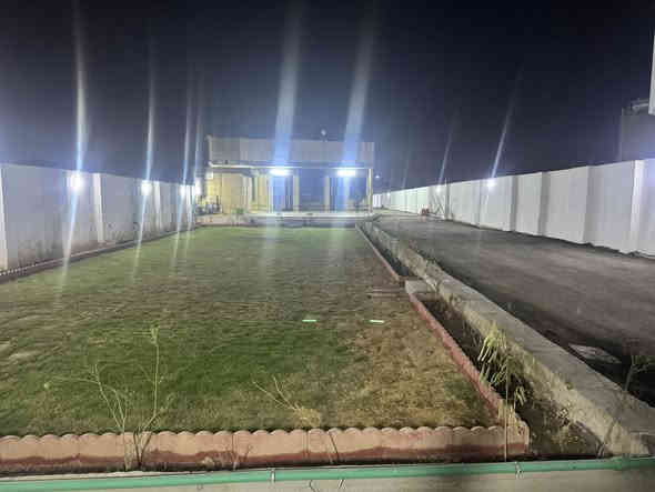 دونم  سند25للبيع يحتوي على 4 دور سكنية بناء حديث2025   البيت الاول طابق ونص300 متر 
البيوت ال3 الخلفية170 متر للبيت الواحد  وخلف البيوت قطعه 200 متر بناء فول1/1
دونم كامل مسيج 
المكان بغداد قرب شارع سياحي العام خلف معمل الدوة 
كافة الخدمات 
للاستفسار
***********
