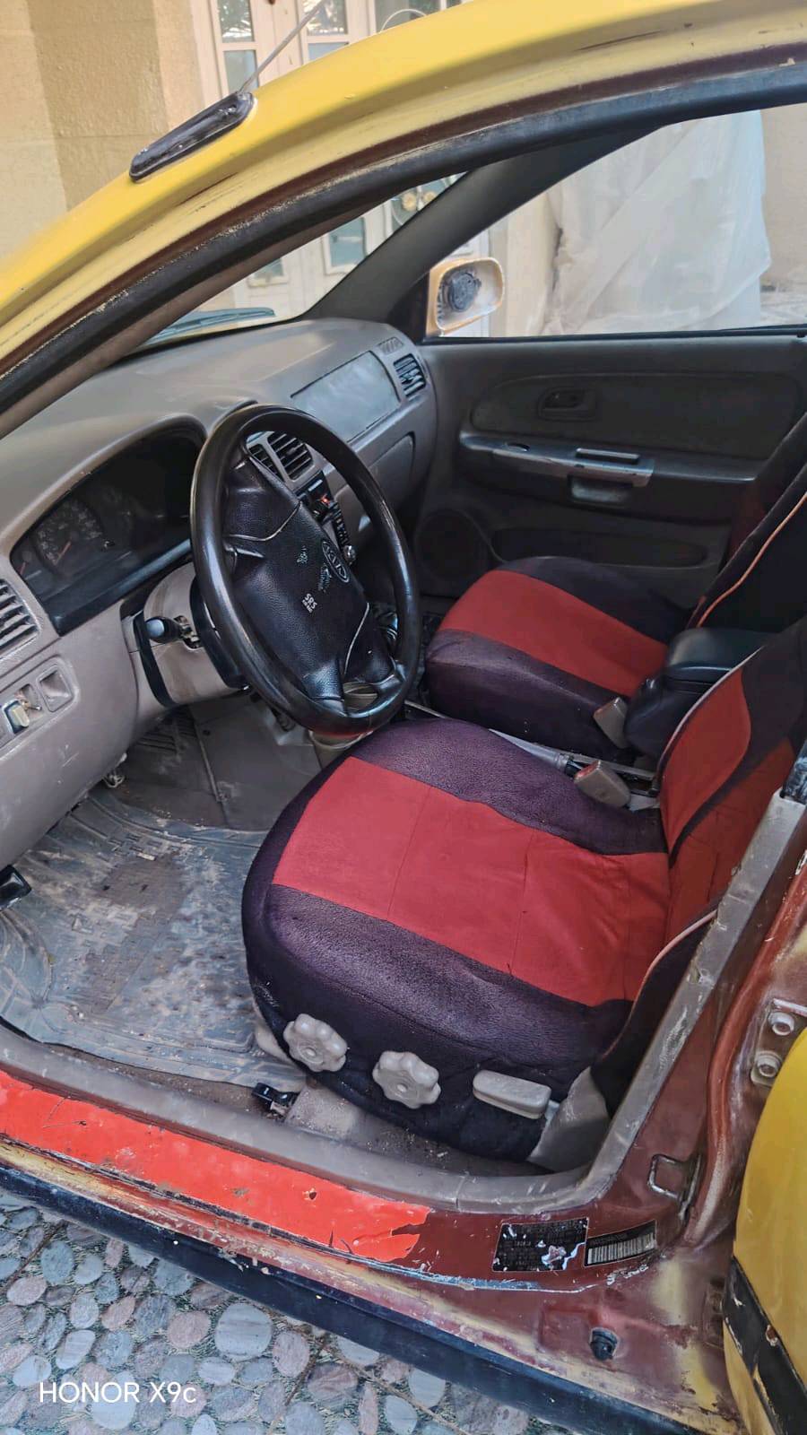 سيارة كيا موديل قديم متوفرة للبيع. السيارة بحالة جيدة، مناسبة للاستخدام الشخصي أو للسفر اليومي. الصبغ الخارجي أصفر ولكن هناك بعض العلامات على الهيكل الخارجي. السيارة نظيفة من الداخل مع مقاعد مغطاة بشكل جيد. السيارة مسجلة وجاهزة للنقل الفوري. للاستفسارات، يرجى التواصل معي.