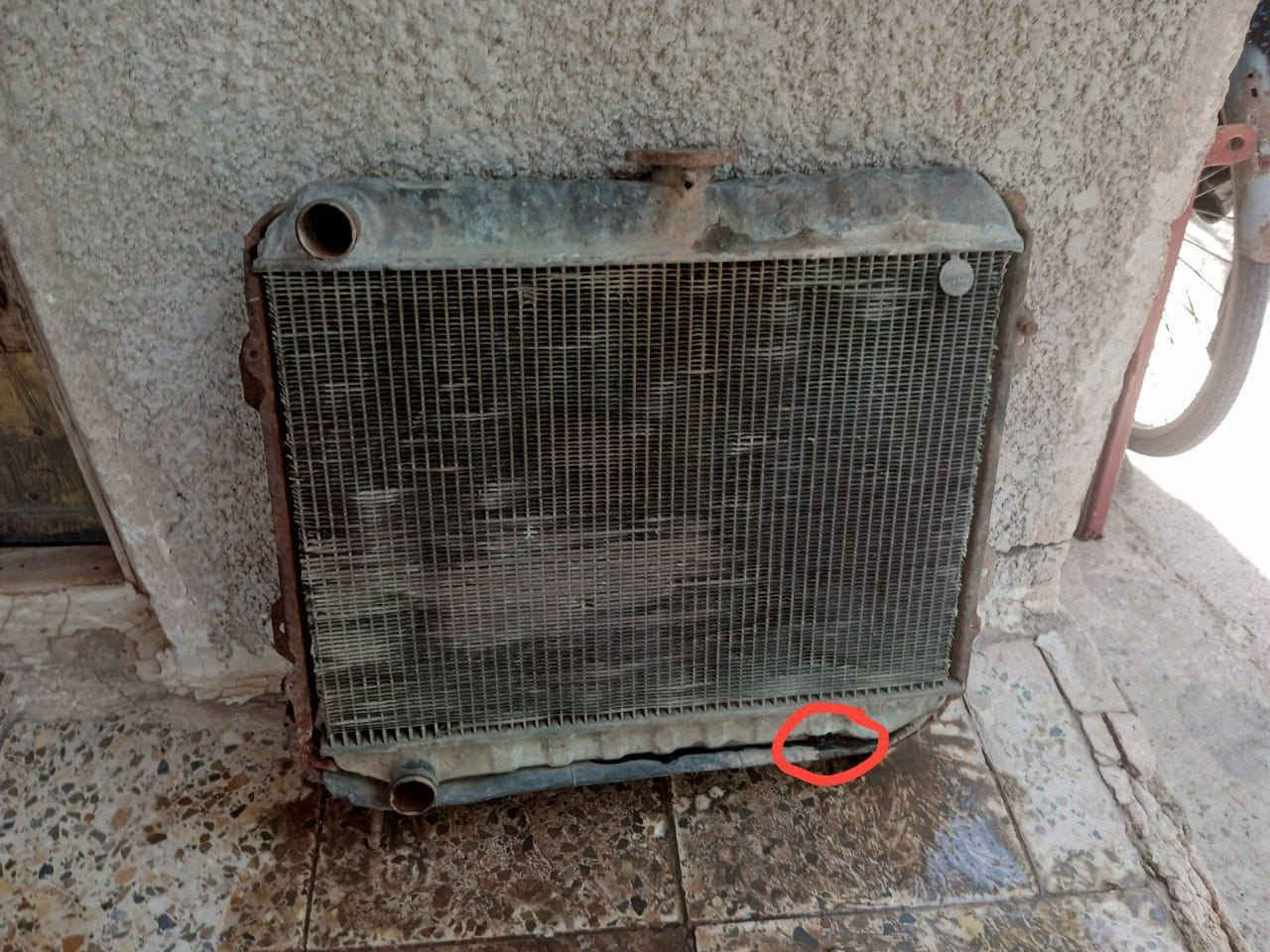 ادوات احتياطية
1-راديتر بيكم ثمانينات امبدل قزانات جدد ما بيها اي نضوح
سعر 60
2-راديتر كرونا وترهم بيكم 85 كاملة هيه والقاعدة مالتها ملحومه بيها بس بيها مكان نضوح مؤشر في الصورة 
سعر20 
3-راديتر بريجو كيا اخت الجديد
سعر 50 قفل
كابريترات بيكم تيوتا 82 جديدة ما مستخدمه سعر 100
كابريتر بيكم تيوتا عاطلة قيم واخذ

المكان بغداد الطارمية
رقم ***********
