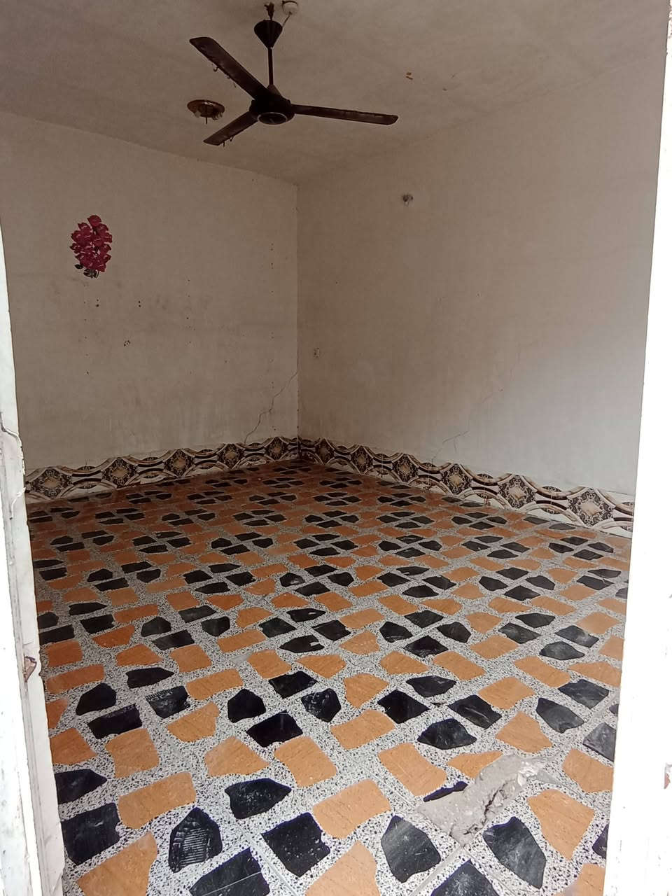 بسبب الوعود الكاذبه تم اعاده النشر بيت البيع المساحه 200 يحتوي على غرفه وصاله مطبخ وستقبال صحيات داخليه البيت حي الحسين كاع الفوازيين البيت اصلاح زراعي السعر (17)بيه مجال الاتصال على الرقم ***********
