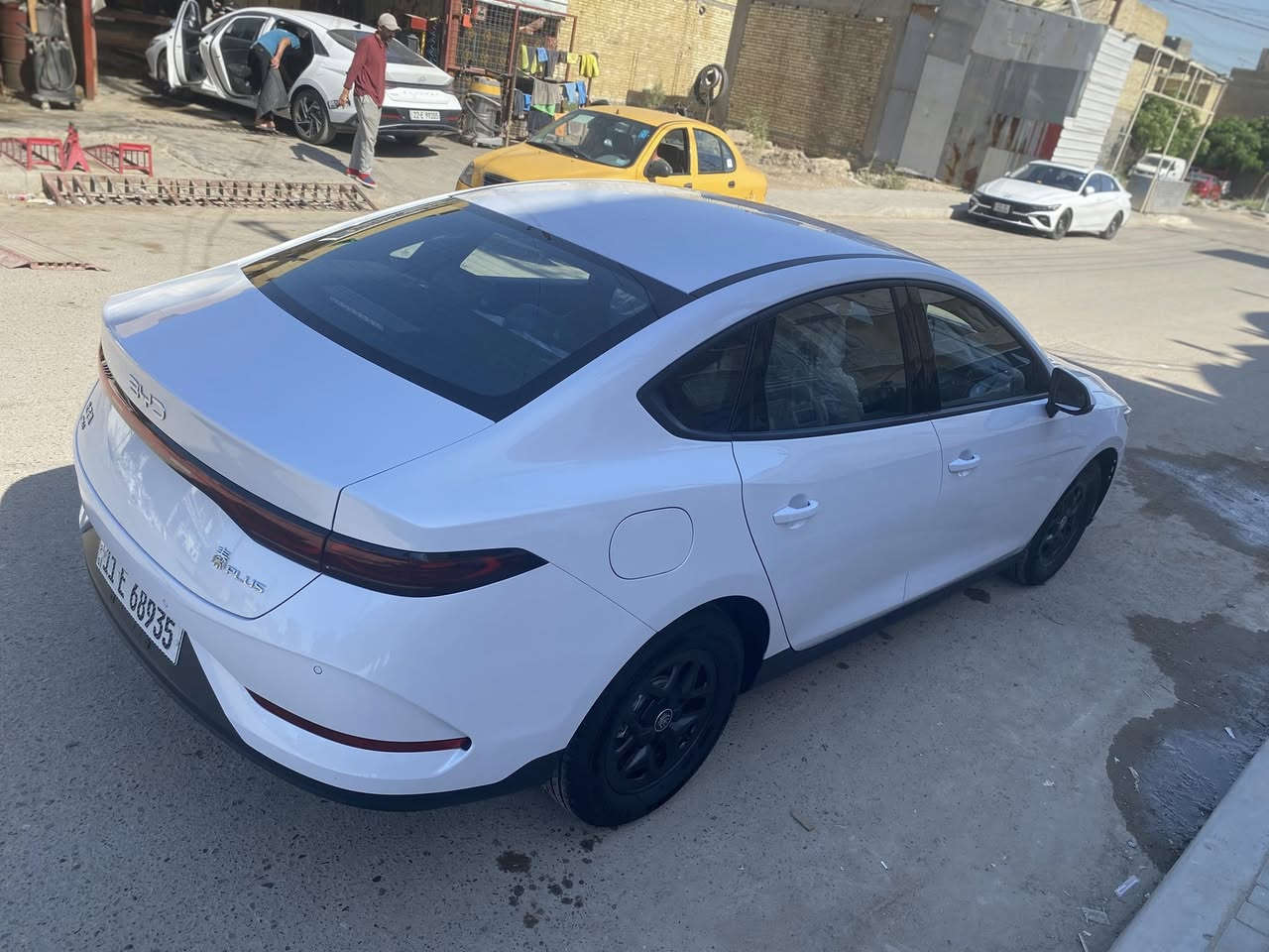 السلام عليكم
Byd كن بلاس
مكفولة كفالة عامة 
ماشية 2800 كم
السيارة بعدها على وضع الشركة 
غراضها كاملة
رايدها 19 مليون 
***********

