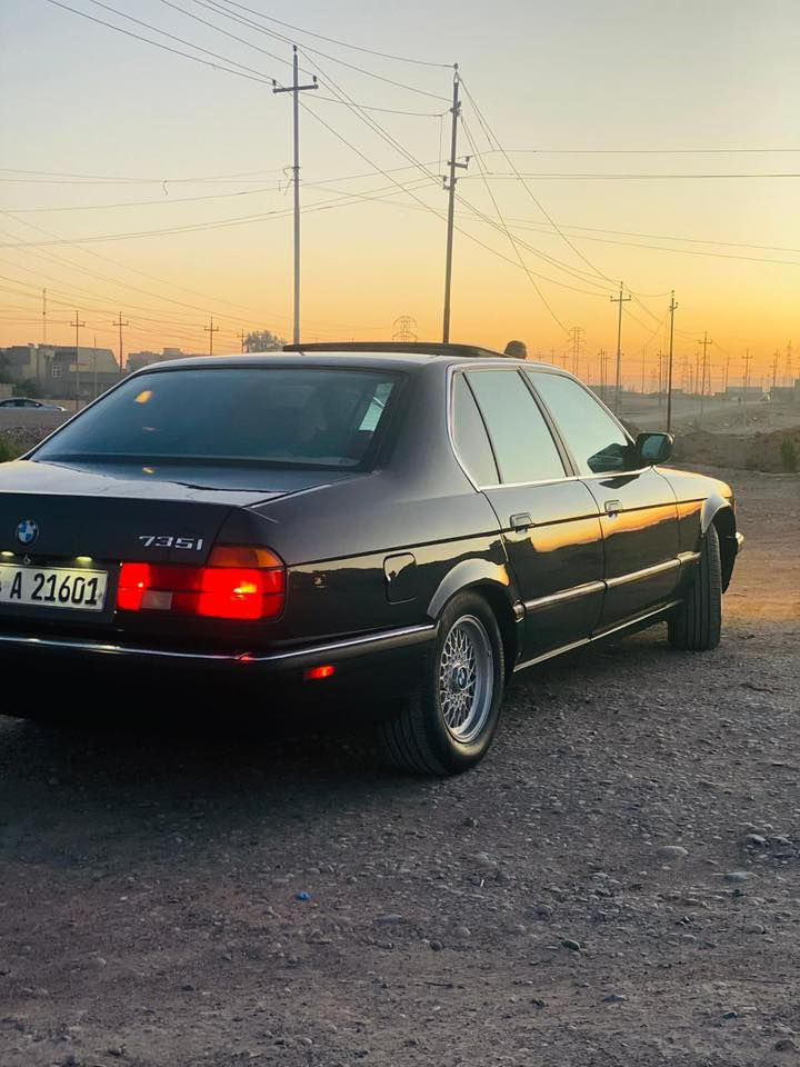 السلام عليكم
بي ام 735i 

موديل 1992 

بلاديه بس مصبوغه 

تحويل مباشر 

كير محرك حداديه ميه بالميه 

كهربائيات غرفه مكفول وبلادي 

قاعدة فيوزات بلادي 

مكفوله من ضربه ومعجون وخياس

اريد مراوس بغواصه قرار 48

***********
