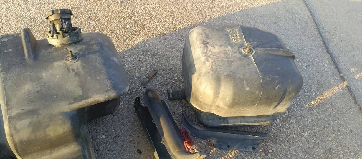 سلام عليكم تانكيات اتيكو كاملات هنة وقواعدهن والطوافة شغاله شرط تفحص وتشوف بعينك وتاخذ السعة 320 لتر السعر 450الف وبيهن مجال وكلشي اكو بسوك  العنوان  ديالى 
تصل وبيك خير وتدلل ***********
