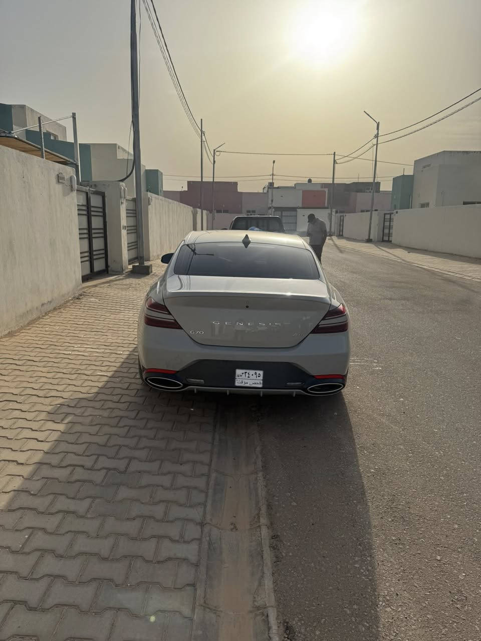 للبيع Genesis G70 2025 شهداء دخول جديد 
ماشيه 15000كم اللون سلفر مميز 
1. الأداء والمحرك ( Twin Turbo 4-Cylinder )
• المحرك: 4 أسطوانات سعة 2.5 لتر مع شاحن تيربو.
• القوة الحصانية: 252 حصان.
• عزم الدوران: 353 نيوتن متر.
• ناقل الحركة: أوتوماتيكي من 8 سرعات.
• نظام الدفع: دفع رباعي متكامل All wheel 🛞 drive 
• صرفية الوقود: تعتبر ممتازة مقارنة بالـ 6 سلندر، حيث تمنحك توازناً بين الأداء والاقتصاد.
2. المواصفات الخارجية (نص فل )
رغم أنها 4 سلندر،"لكنها  تأتي بمظهر خارجي جذاب جداً:
• الإضاءة: نظام  ✨Full LED بالكامل (الخطوط المزدوجة الأمامية والخلفية).
• المرايا: قابلة للطي مع إضاءة ترحيبية (شعار جينيسيس).
3. المقصورة والرفاهية
في فئة الـ 4 سلندر "فل كامل"، لا تتنازل جينيسيس عن الفخامة الداخلية:
• المقاعد: جلد طبيعي فاخر الون اسود جذاب  مع تحكم كهربائي . تدفئة  للمقاعد الاماميه و تدفئة للستيرن مع هزاز عند وجود خطر. 
• التكنولوجيا: *  كير الكتروني و نضام البارك دكمه خمس وضعيات قياده ( ايكو ، نورمال ، سبورت ، سبورت بلص مع فصل مانع انزلاق و الاخيره كوستوم محدده يمكنك تخصيص اي وضع تريده) شاشة ملاحة مقاس 10.25 بوصة تدعم Apple CarPlay و Android Auto.
• لوحة عدادات رقمية (تكون جزئية متطورة جداً).
• نظام صوتي: نظام Lexicon الفاخر (في الفئات العليا من محرك 2.0)..
4. أنظمة الأمان الذكية
تأتي مجهزة بحزمة "Genesis Smart Sense" والتي تشمل:
• رادار التثبيت: نظام تثبيت السرعة التكيفي (Smart Cruise Control).
• المحافظة على المسار: تنبيه عند الخروج والمساعدة في البقاء داخل المسار.
• فرامل الطوارئ: التنبيه من التصادم الأمامي مع كبح تلقائي.
• كاميرا خلفية: مع حساسات أمامية وخلفية 

السيارة وارد امريكي  
الضرر 4 قطع بدون شاصي ايرباك ستيرن وكشن فقط بدون دشبول البنيد تبديل وصبغ مع جاملغ جهة الصدر تبديل وصبغ 
وجاملغ خلفي وباب خلفي 

السيارة شبابية و سبورت و اقتصادية مناسبة للاستخدام اليومي 

اي استفسار و السعر مراسله على الواتساب او الاتصال بالرقم ***********
