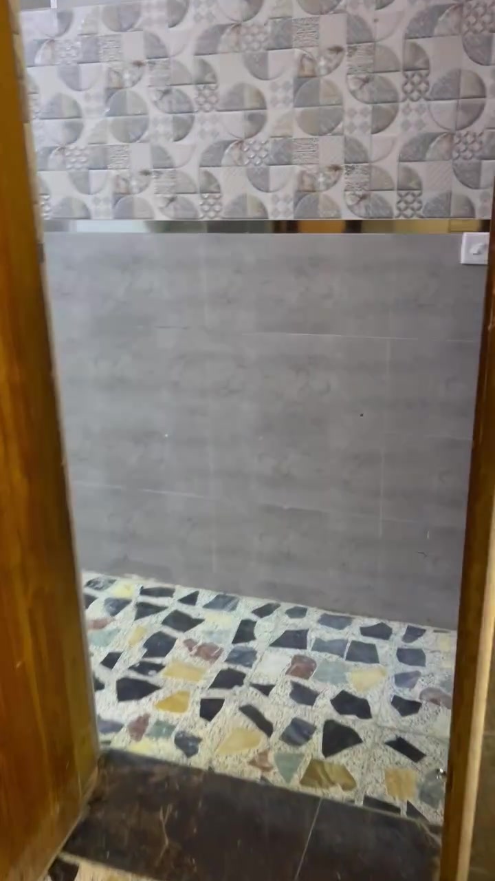 سلام عليكم بيت مساحه 100/واجهه 5ونزال 20//كامل ماعده الواجهه//خلف محطه الكهرباء الامين //طابقين //مفصول //***********//. السعر بي مجال//
