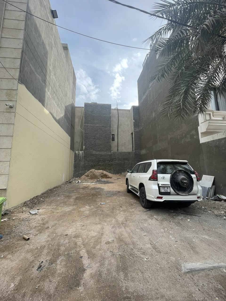 ارض للايجار في الداودي 613 خلف مدرسة الشرق الاوسط 
مساحة الارض 102 واجهة 9 متر نزال 11.5 متر 
تصلح مخزن بعد اضافة سندويجبنل 
للاستفسار اتصل على ***********
