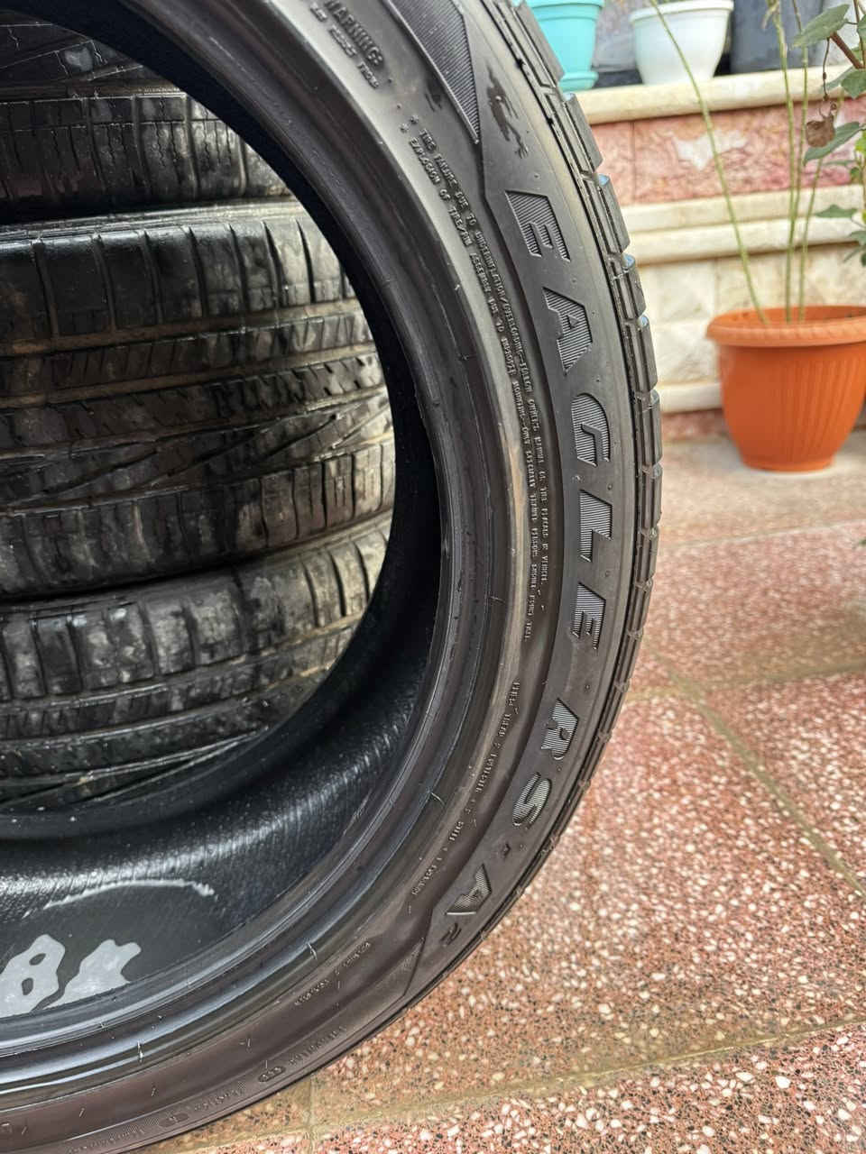 السلام عليكم 

للبيع تخم  تاير Good Year  اصدار   Eagle RS A علامة النسر صناعة أمريكية
انتاج 2023 
قياس  245/45ZR20 
رياضي ابو الحافة البارزة شلته من سيارة جالنجر دخول جديد لان بدلت تخم ويل كامل التاير جديد كلش و مابيه اي عيب او خلع شرط الفحص  
للبيع بسعر ٢٥٠ و بيه مجال بسيط 
للاستفسار 
***********
***********
