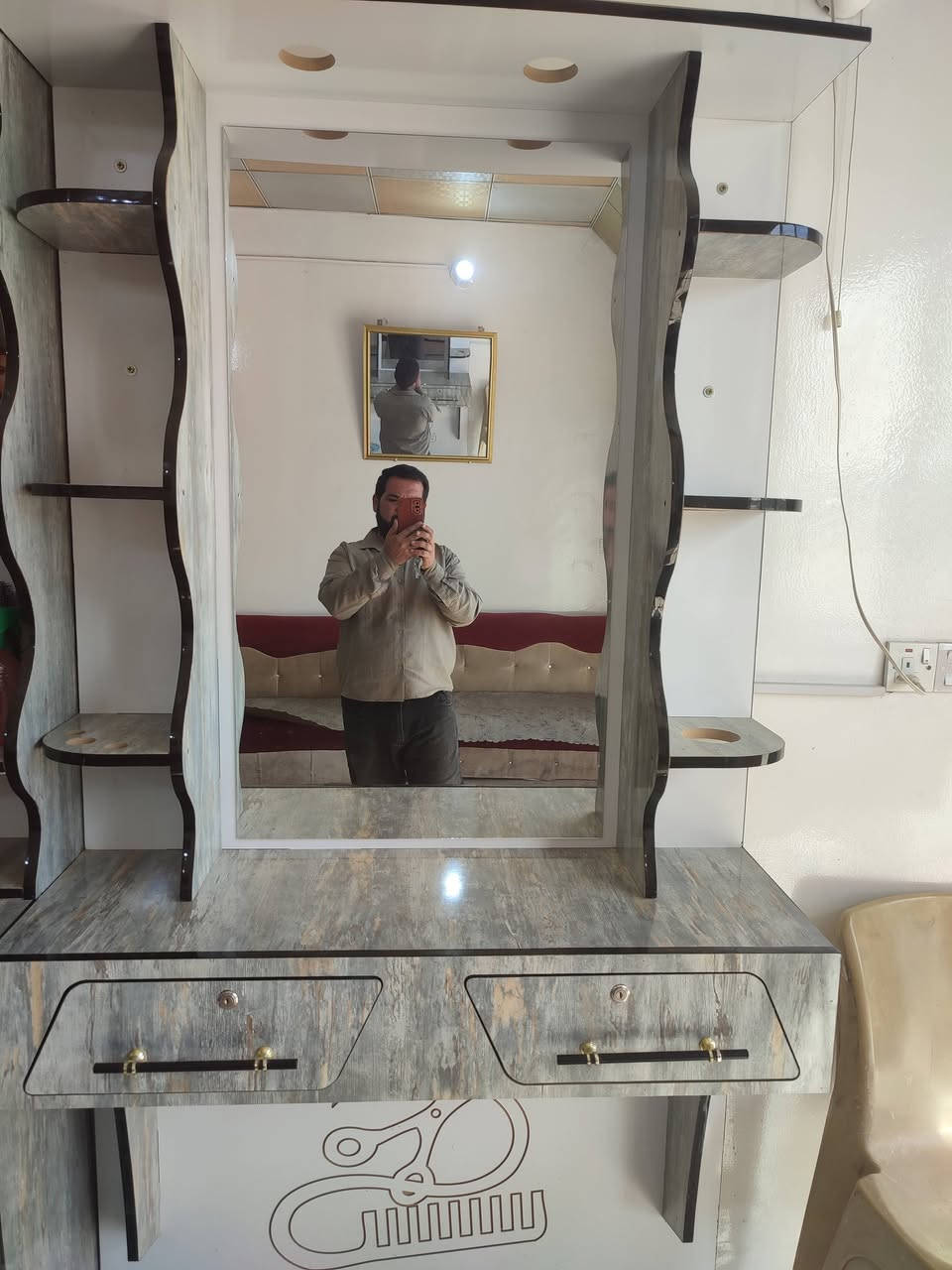 سلام عليكم ميز حلاقه البيع جديد صار شهر من خضته السعر 250وبي مجال الرقم الموبايل ***********
