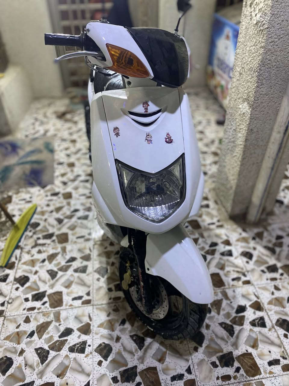 السلام عليكم سكنس نثيه مكينه ميه واربعين بلادي ما مفتوحه دراجه كامله ونضيفه من كهربائيات بس كتف اشاير ولباقي كله كامل   
السعر 600وبي مجال 
مكاني بغداد زعفرانيه    هذه رقم ***********
