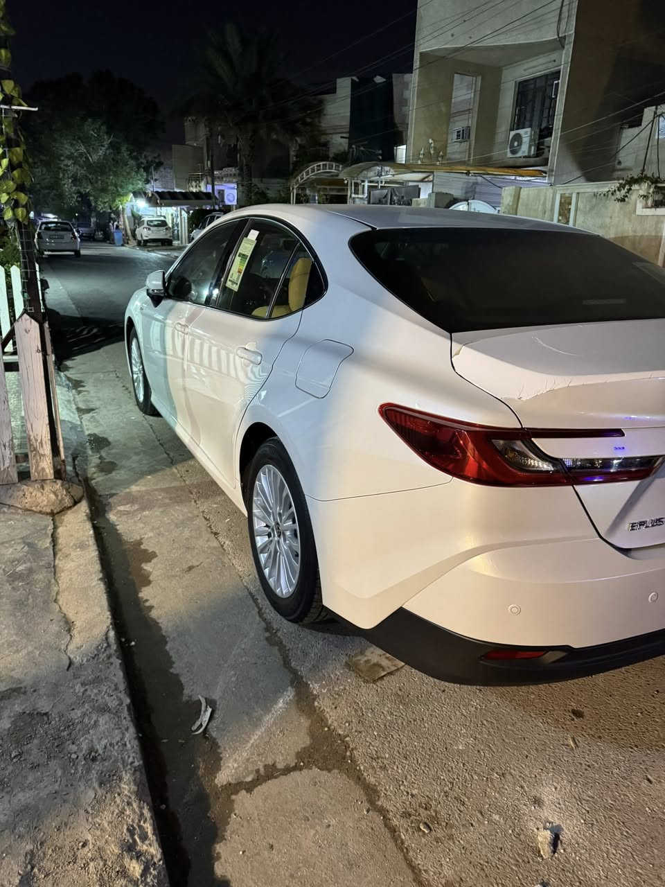 السلام عليكم 
كامري 2025 وكالة عبد الطيف جميل 
مواصفات السيارة 
1/حساسات امامي خلف 
2/تحكم ستيرن
3/تحديد سرعه 
4/سلايت روف 
5/كشنات مخمل +مدوشمة جلد 
6/مري شفط 
7/وثلاث انظمة قياده /ايكو/سبورت/نورمال
8/محرك 2500هايبرد
9/السياره ماشيه 8000
مكاني بغداد 
والاستفسار على الرقم ***********
