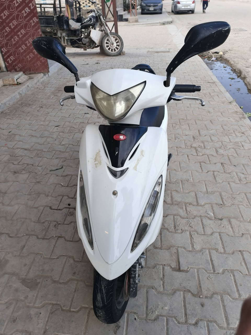 كامكو جي 4
قبل اسبوع نزلتها من الحاوية
مكينة كفاااالة
نگرة سلف شرط النظافة فووووووول 
ميكنة ماكو صوت نااااعمة
شرط بانزين فقط محسن ادير الها ماكو عادي 
مكاني الكوفه 
السعر ٧٠٠ وبيها مجال حق الجية
***********
