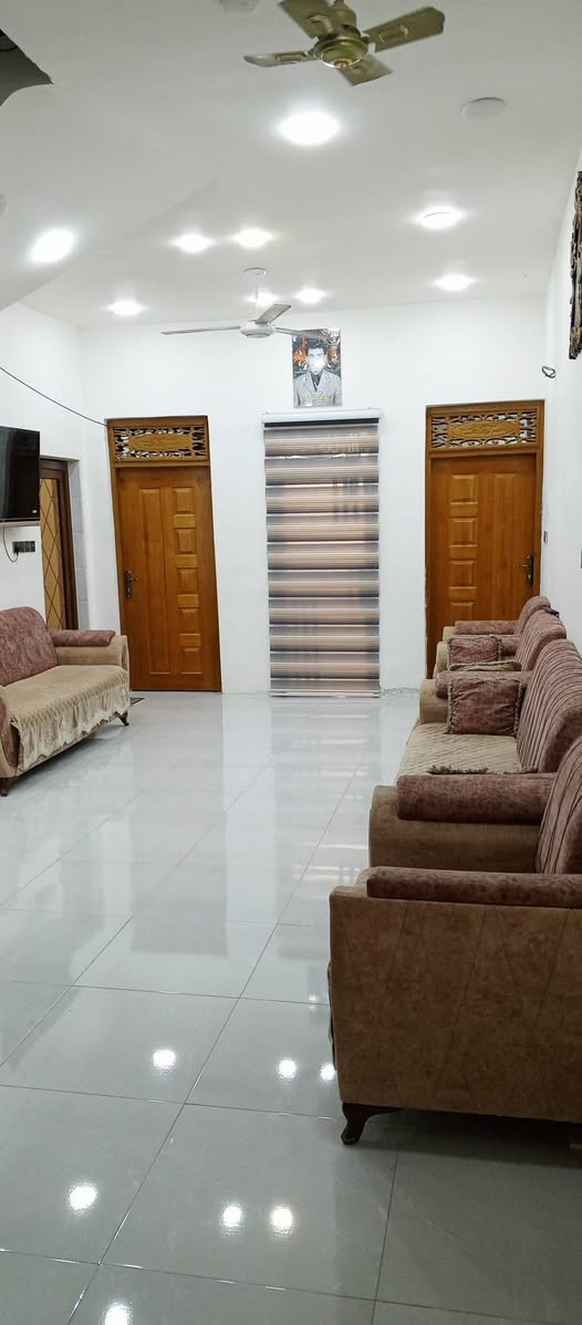 سلام عليكم بيت للبيع مساحة 253 حر مامطلوب بنا سنة 25
بتلو وسقف كونكريت واجهة 7 ونزال 32 خدمات كاملة 

 فقط التبليط عالي عن الشارع يحتوي البيت على  غرفتين

 نوم وصالة  ومطبخ درج دور  وممرات عدد ثنين عرض 

الشارع 20 متر. ملاحظة( البيت نقص أستقبال والبيتونة )

سعر ( 120 ) اتصال (( *********** ))
