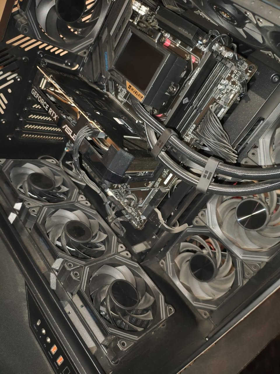 السلام عليكم تجميعة حلو وادائها كلش عالي 

المعالج: رايزن 77800x3D
ماذر بورد : كيكا بايت B580
كارت شاشه : rtx5060 8g
رام: 16 كيكا رام 
بور سبلاي :750w 
مبرد مائي 
اس اس دي m.2 تيرا 

العنوان : بغداد 

السعر مليونين و 300 الف 
وبيها مجال 

للتواصل :
***********
بي واتس واتصال
