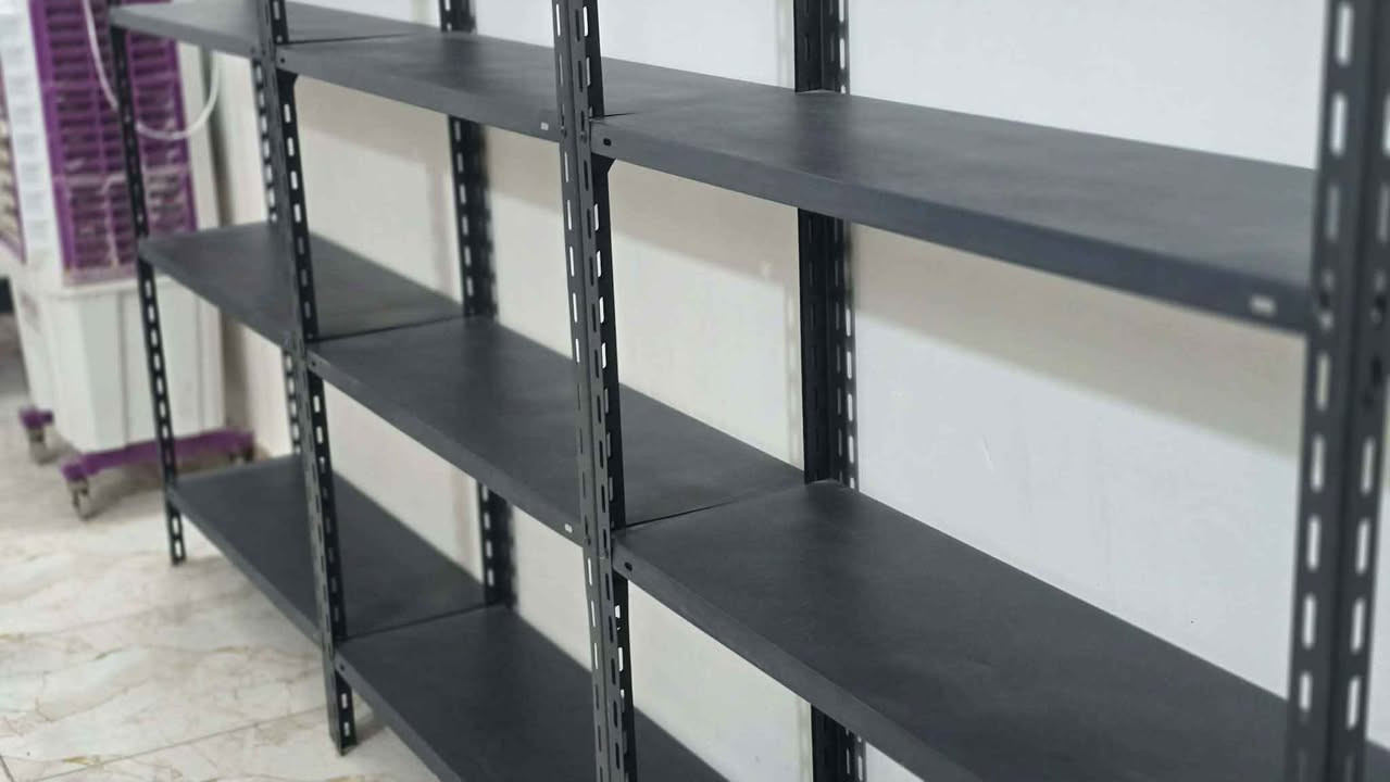 رفوف  عدد 3 للبيع صار كم شهر من جبتهن
 ارتفاع مترين متكون من 5 رفوف
كل رف قياس 100 ×30 
يرهمن ديكور و عرض لون اسود طافي
سعر الواحد 40 واذا كلهن سوة 35 
مكان كربلاء ، الحسينية
رقم الهاتف : *********** Singapore
