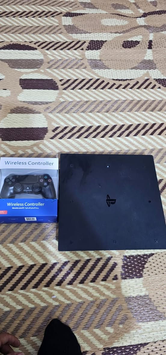 بلي ستيشن 4 برو مهكرذاكرة تيرا نظام ٩ يجي ويا 10 العاب حسب الطلب لون ابيض ولون اسود 
+جويستكات بلي 4 مفرد وجمله ابيع
وعندي توصيل لكل المحافظات


**إذا كنت صاحب هذا الإعلان وتريد حذفه لأي سبب، رجاءا أرسل رسالة إلى الدعم الفني**
