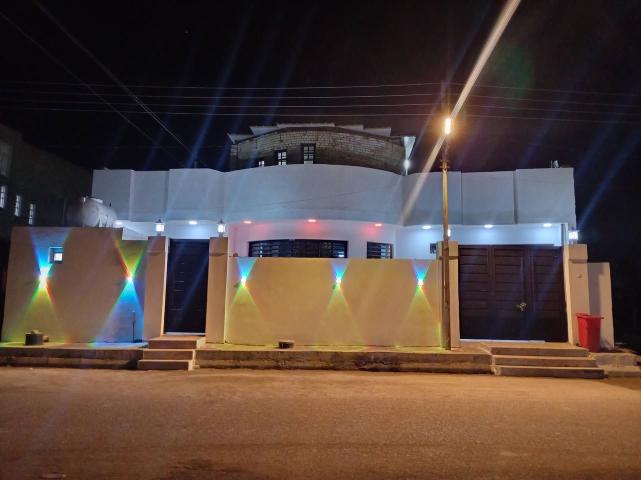 سلام عليكم دار للبيع المساحة 250 المكان منطقة حجي حسن ام الخدمات الماجدية/ تبليط كهرباء مجاري ماي/الرقم اتصل***********
