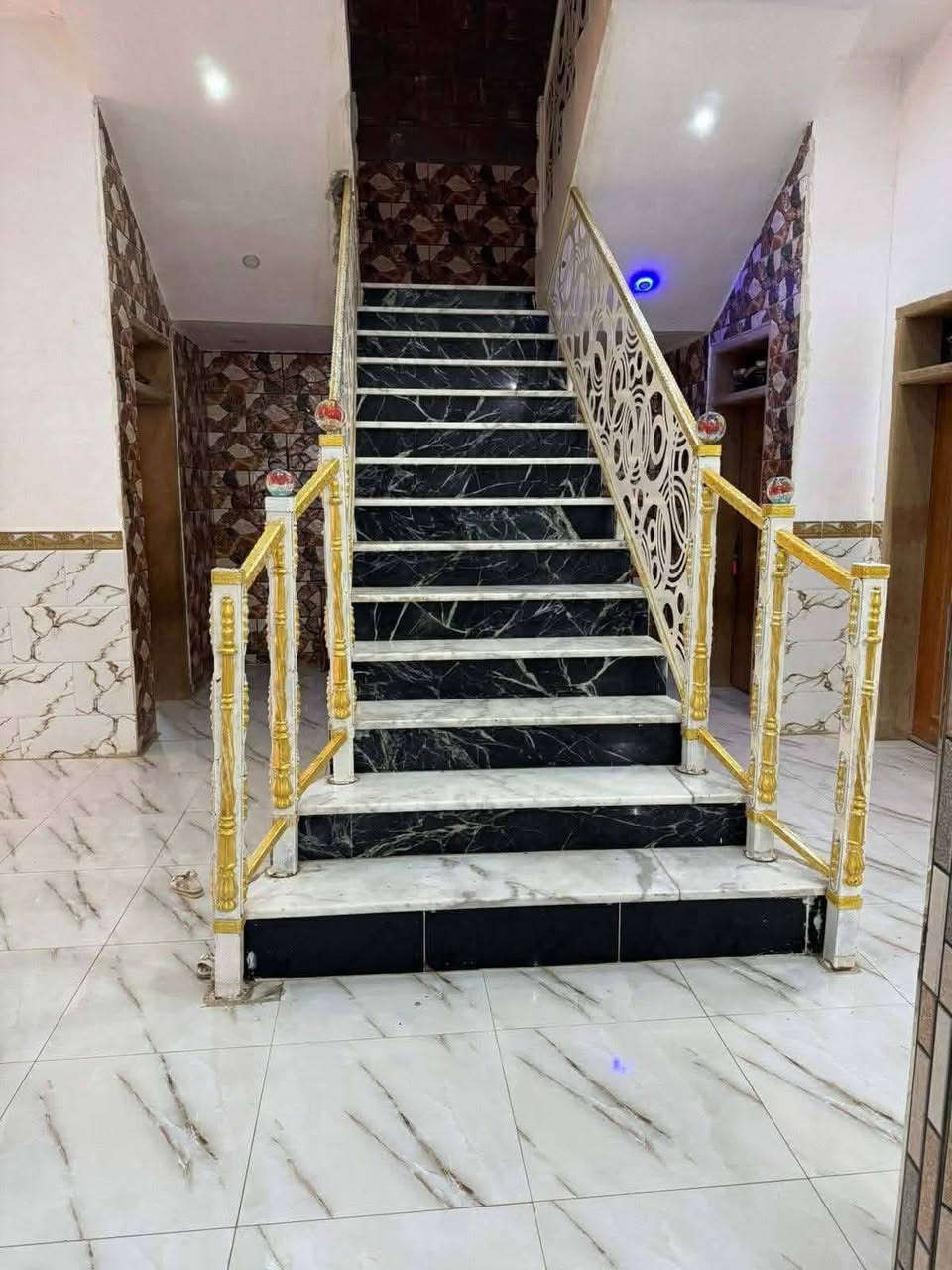 دار للبيع
الرقم ***********
المكان كوت الجديدة نزلة البتروميل
المساحة ١١٠٠ متر 
يتكون من طابقين الاول غرفتان اسويت كامل 
وصالة ومطبخ حار ومطبخ بارد الطابق الثاني يتكون من عرفة سويت كامل وغرفتان بدون صحيات وصالة وصحيات خارج البيت 
مع مشتمل 
يتكون من غرفتان وصالة ومطبخ وصحيات 
مع اسواق 
وحديقة كبيرة ٢٠٠ متر
السعر ب 350 وبي مجال بسيط
