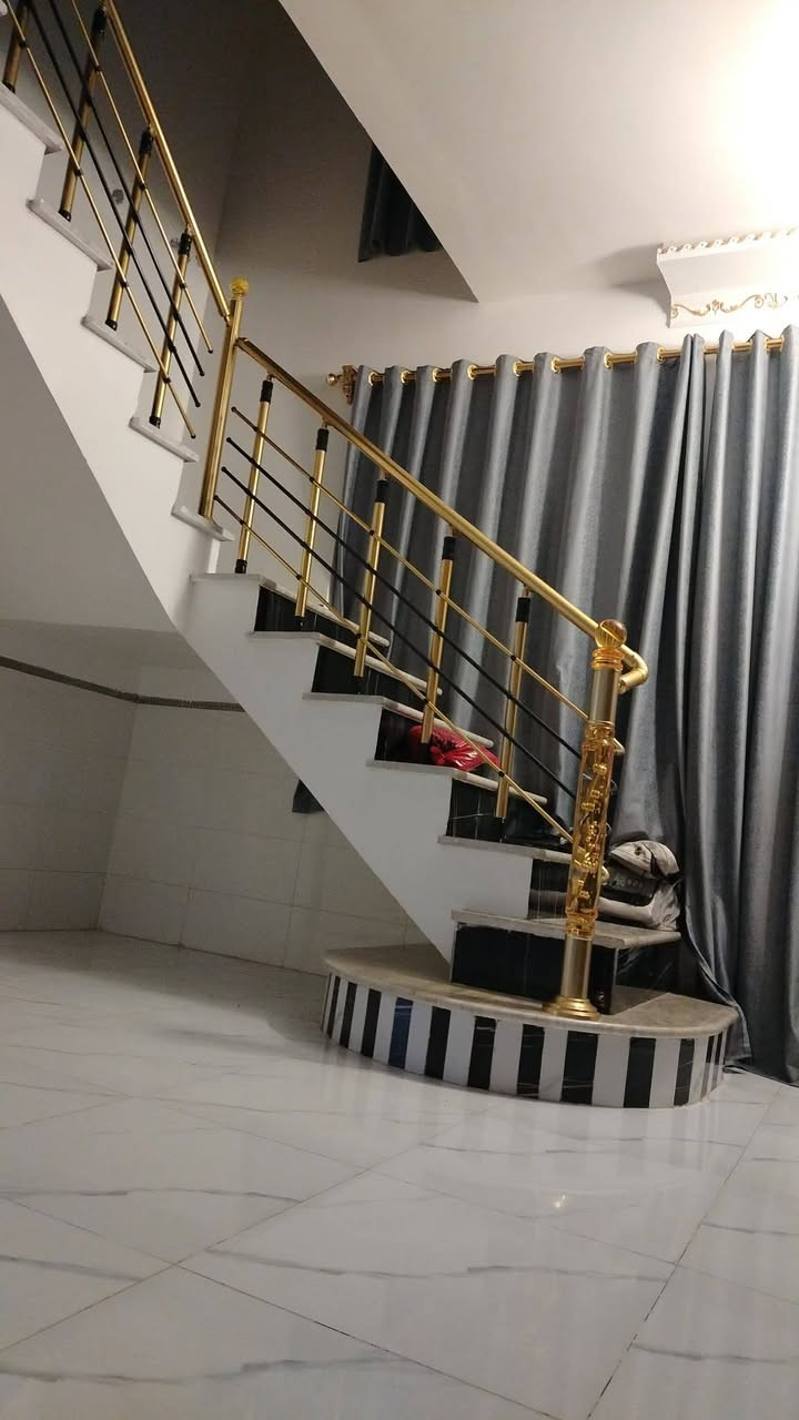 🏡 للبيع – بيت زراعي بناء حديث 2024
📍 الموقع: طريق السنية قرب حسينية أم البنين – عمود 676
▫️ يبعد حوالي 500 متر عن الشارع العام
▫️ قريب جداً على التبليط
📐 المساحة الكلية: 330 متر
🏗️ مساحة البناء: 180 متر
🌳 الباقي حديقة
✅ كونكريت مسلح
✅ ستارة كاملة
✅ بناء حديث وجاهز للسكن
✅ طابو زراعي
🔹 يتكون من: 🛏️ غرفتين
🍽️ مطبخ كبير
🛋️ استقبال
🏠 صالة
⬆️ طابق فوك وجوه
💰 السعر: 65 مليون قابل للتفاو
📞 للاستفسار خاص أو الاتصال على الرقم ***********
