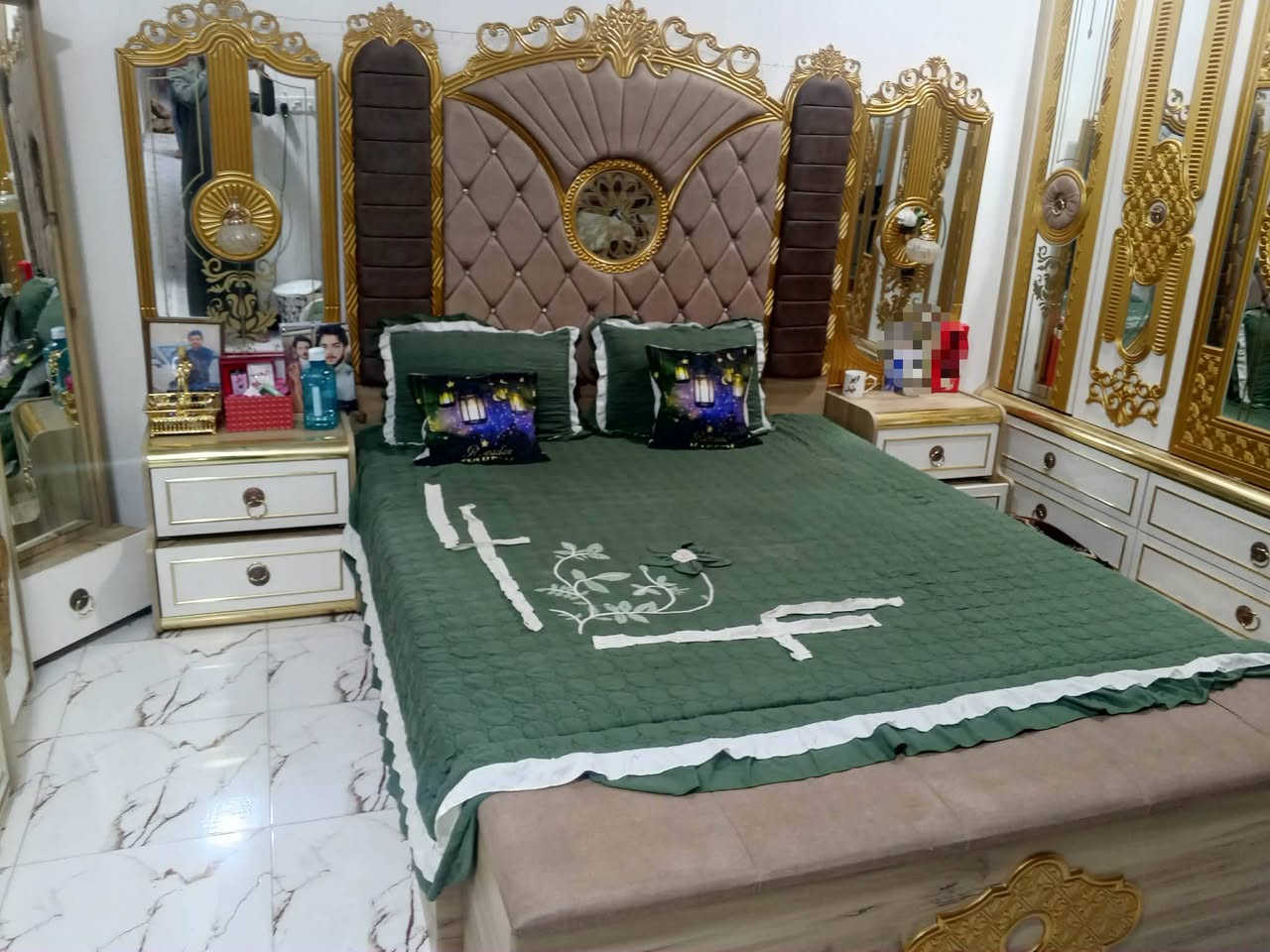 السلام عليكم
للبيع غرفة تركيه نضيفه حيل حلوه 10 قطع 
السعر 650 وببها مجال شي قليل 
التواصل  *********** اتصال او وتساب
