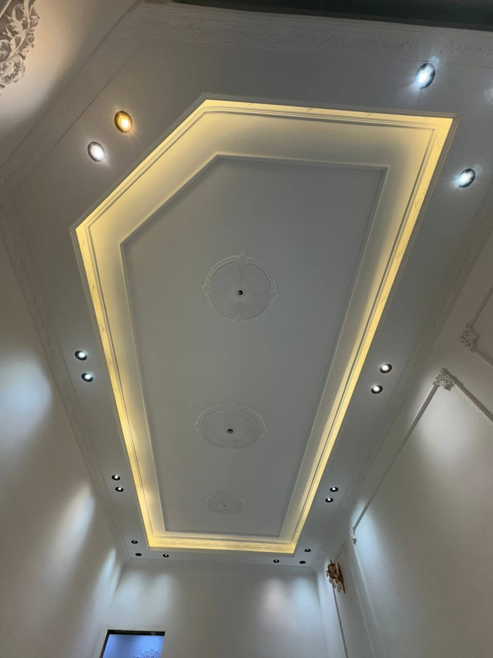 تنفيذ كافة الديكورات بكافة التصاميم الحديثةوبـ اسعار لا تنافس  💵 لسنا الوحيدون ولكننا الافضل ✌
#ديكورات_مكتبيه -   - #محلات_تجاريه - #صالات _الاستقبال  #ديكورات #جبس_بورد#- #ديكور_داخلي  وكافة انواع 
او الاستفسار يرجى مراسلتنا 
ع الواتساب ***********
هـ ***********
