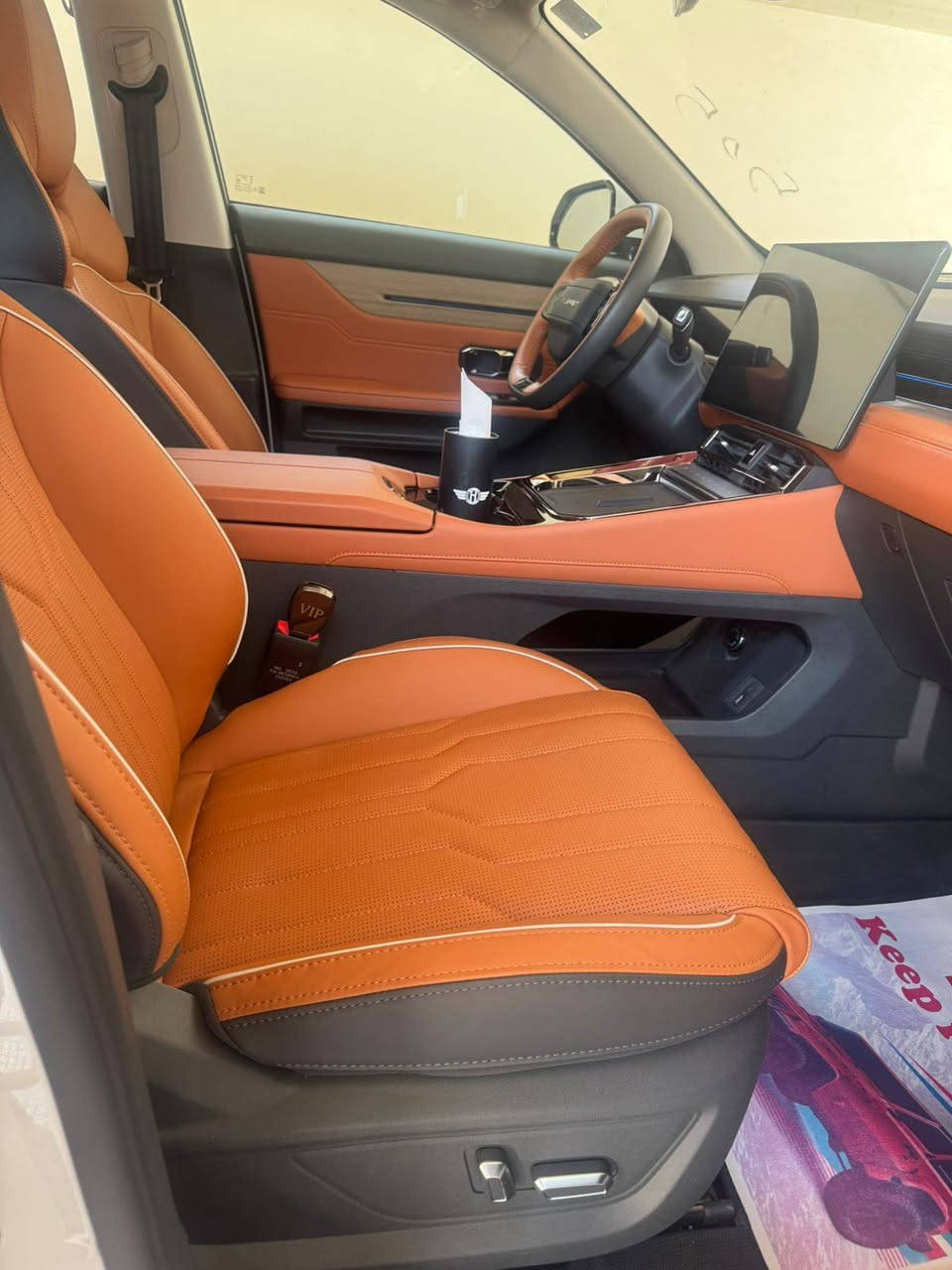 ⁨ ‎سوئيست S06 1.6L PREMIUMفول مواصفات 
ماشية 2.300 فقط
للاستفسار الاتصال على الرقم
***********

‎المحرك: 4 أسطوانات 1.6L  تيربو 197 حصان
‎العزم (نيوتن-م.): 290
‎ناقل الحركة: اوتوماتيكي دبل كلاتش من 7 سرعات
‎استهلاك الوقود: 8 لتر لكل 100 كم

‎المواصفات:
‎*إطارات قياس 20 إنچ
‎*فتحة سقف بانوراما 1.1 م
‎*شاشة عرض ترفيهية قياس 15.6 إنچ
‎*شاشة عدادات رقمية قياس 10.25 إنچ
‎*مقصورة الركاب من الجلد الفاخر
‎*مقعد السائق والراكب كهربائي
‎*مقاعد السائق والراكب مبردة
‎*كاميرات محيطية 540 درجة
‎*مثبت سرعة مع رادار تفاعلي 
‎*نظام مراقبة النقطة العمياء 
‎*نظام تحذير مغادرة المسار
‎* نظام المساعدة للبقاء في المسار
‎*نظام الكبح التلقائي في حالة الطوارئ
‎*نظام القيادة شبه الذاتية
‎*نظام الفرامل اليدوية الاوتوماتيكي Auto hold 
‎*نظام التحكم بنزول المنحدرات
‎*حساسات أمامية
‎*حساسات خلفية
‎*نظام التحذير من التصادم الأمامي والخلفي 
‎*نظام ابل كار بلاي واندرويد أوتو لاسلكي
‎*نظام صوتي متطور 8 سماعات من Sony 
‎*بلوتوث / هاتف السيارة
‎*إنارة محيطية لون ازرق
‎*إنارة ترحيبية
‎*صندوق كهربائي 
‎*المرايا الجانبية قابلة للطي كهربائياً ومدفئة
‎*مصابيح أمامية أوتوماتيكية LED مع مصابيح نهارية LED
‎*نظام التحكم الذكي بالإنارة العالية
‎*نظام تقنية الهواء بالايونات PM2.5
‎*فلتر تنقية الهواء (N95)
‎*دخول ذكي (بصمة)
‎*تشغيل عن بعد
‎*خاصية إغلاق الشبابيك وفتحة السقف عن بعد 
‎*شاحن هاتف لاسلكي سريع
‎*ماسحات الزجاج الامامي مع حساس للمطر
‎*مسند الذراع الوسطي مع ثلاجة
‎*وضعيات قيادة متعددة 
‎*نظام مراقبة ضغط الإطارات
‎*وسائد هوائية امامية وجانبية عدد 6
