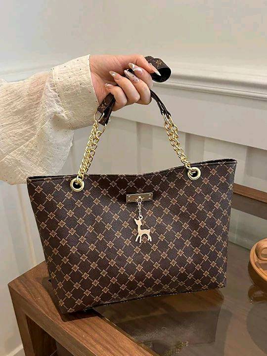 حقائب نسائيه كوالتي عالي 
آخر قطع 
توصيل 3 آلاف فقط لكل محافظات العراق 
#حقائب #شنط #حقيبه #ملابس #نساء #اكسسوارات #توصيل