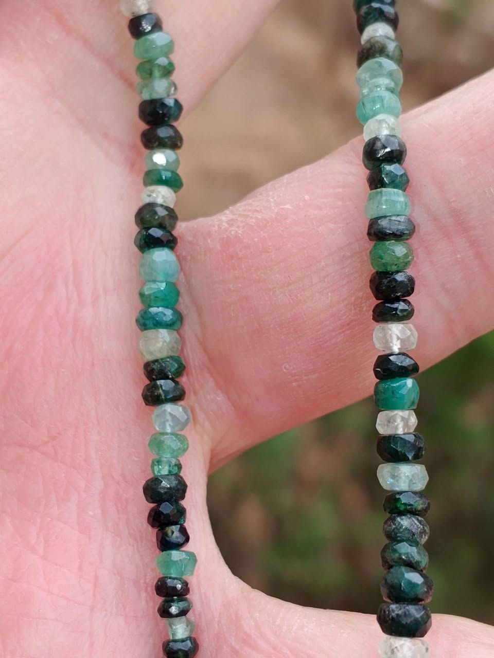 عقد انتيك من الزمرد الزامبي حجر المداح الرائع مقاس الحبة 4 ملي يعتبر هذا العقد المصنوع من الأحجار الكريمة من الزمرد الزامبي الرائع قطعة مميزة للغاية. كل حبة من الزمرد تمتاز بحجم 4 ملي، مما يمنح العقد توازنًا مثاليًا بين الأناقة والتميز. الزمرد الزامبي معترف بجودته العالية ولونه الأخضر الزاهي الذي يضفي على أي مظهر جاذبية إضافية وسحر لا يقاوم. تُعد هذه القطعة مثالية لأي مناسبة سواء كانت رسمية أو غير رسمية، وتعتبر اختيارًا رائعًا للذين يرغبون في إضافة لمسة من الفخامة إلى إطلالتهم.
#عقد #زمرد #مجوهرات #الأفطار #اذان #مدفع #facebookviral #silver #مسلسلات #حجرطبيعي #رمضان_مباركツ #facebookpostシ #reelsvideoシ #خواتم #اكسسورات #حريمي #جواهر #المداح العمرانية, الجيزة


**إذا كنت صاحب هذا الإعلان وتريد حذفه لأي سبب، رجاءا أرسل رسالة إلى الدعم الفني**