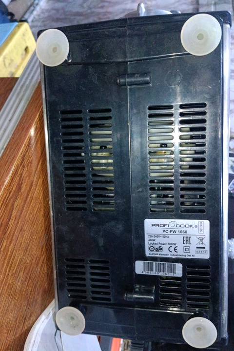 هذه هي مفرمة اللحم ProfiCook PC-FW 1060 المصنوعة من الفولاذ المقاوم للصدأ.تتميز المفرمة بمحرك قوي بقدرة 1000 واط.تتضمن 3 أقراص فرم من الفولاذ المقاوم للصدأ بأحجام مختلفة.تحتوي على ملحقات إضافية لصنع النقانق والكبة والبسكويت.تشتمل على وظيفة عكسية (Reverse) لسهولة تنظيفها ومنع الانسداد.