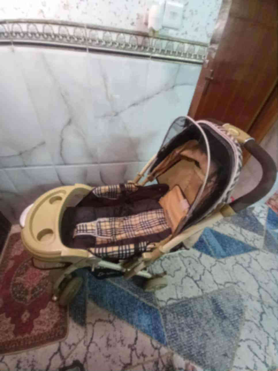 عربانة اطفال
تتحمل اوزان ثقيلة
استخدام قليل جدا
ماركة Golden Baby
استعمال مرتين أو ثلاث مرات فقط
نضيفه جدا كلشي مابيها 
السعر ١٠٠ 
عنواني زيونة
مكلفه بالنشر للاستفسار ***********
