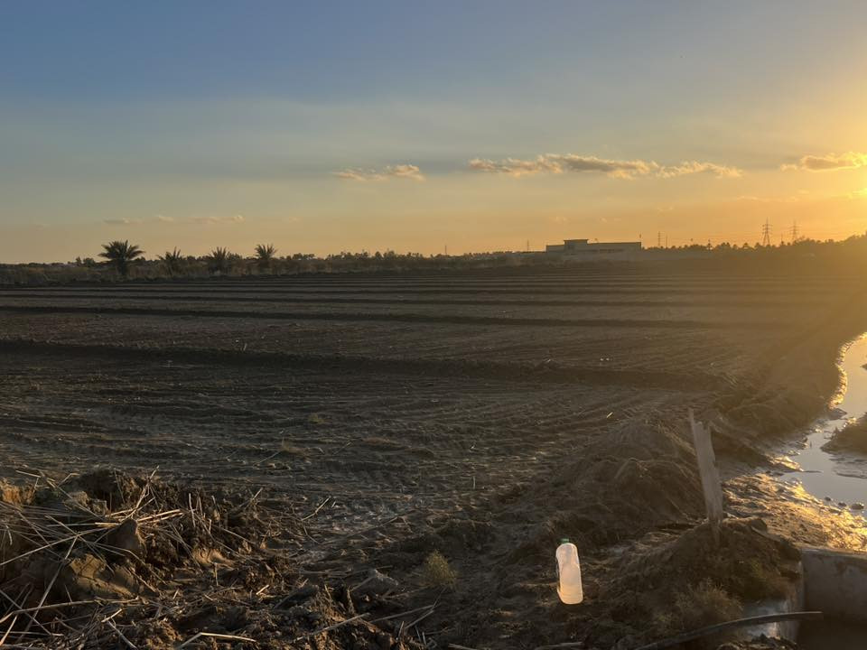 السلام عليكم 
6دوانم للبيع عقد 35بسمي  تبعد عن الشارع ٤٠٠متر 
طريق خاص بالارض  تتوفر كافه الخدمات من ماء وكهرباء 
مكانه ورديه خارج 
للاستفسار 
***********
