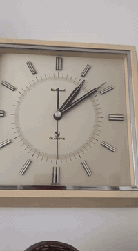 للبيع ساعة ماركة ناشيونال ياباني أصلي مال الثمانينات نظيفة جداً مابيها اي نقص تعمل بنظام البطارية حجم وسط وقتها مظبوط جداً سعرها 85 يوجد توصيل *********** _ ***********
