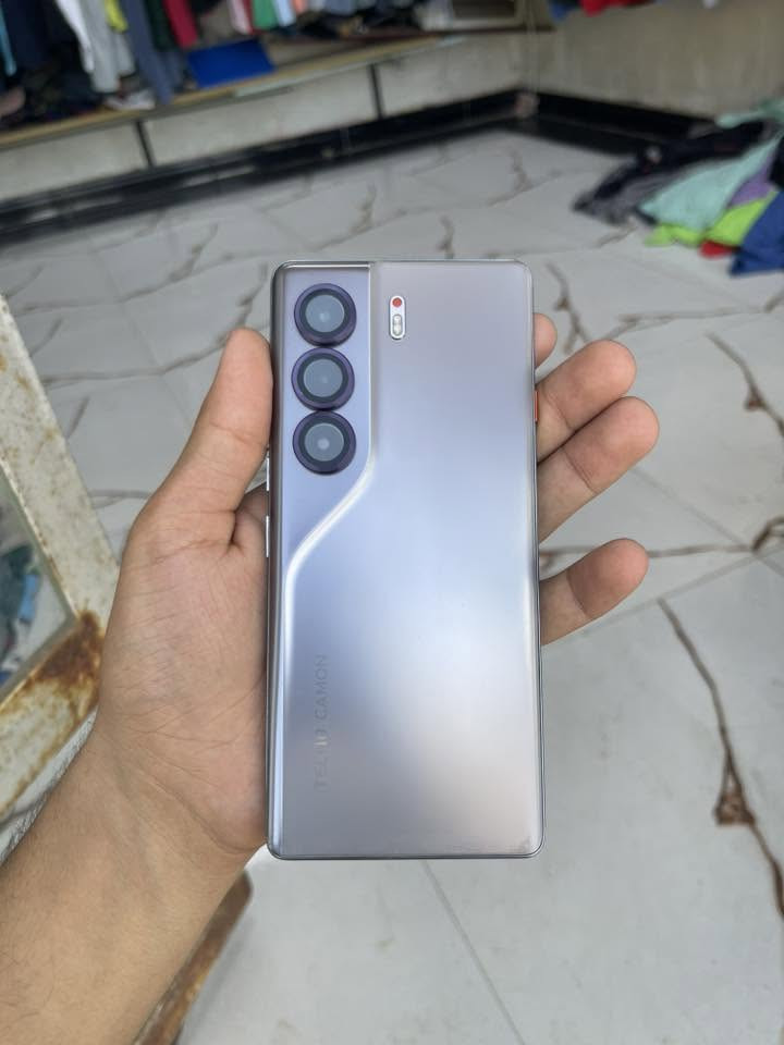 تكنو كامون 40 برو 5G
ذاكرة 256 العشوائيه 24
كامل ملحقات كارتونه وشاحنه وسماعه 
السعر 350 
واتساب ***********
