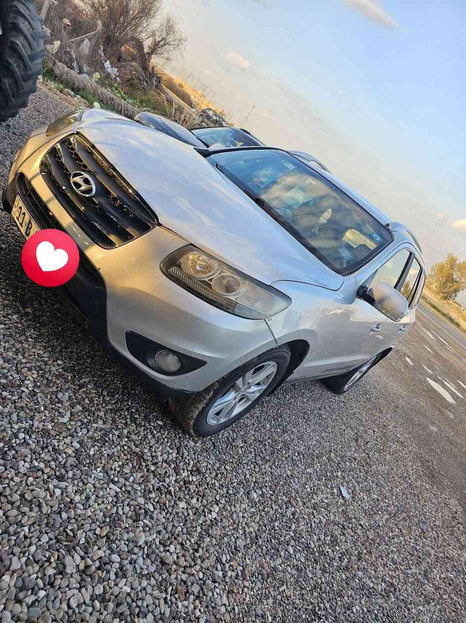 أخوان رحمه لوالديكم أقرو المنشور زين وخابروني كلشي كاتب وموضح اترجاكم .صار عندي ضرف وأريد ابيع وكلكم تعرفون المكفول مالته لايقل عن ١٦٠ هاي السياره رايده (١٢٥ ورقه)
سنتافي ٢٠١١ فول فول أستيراد خاص  لون سلفر رقم بغداد دولي بصمه تشغيل كشنات كهربائي  تبريد ثلاث قطع  ٧ راكب حساس امامي حساس خلفي أشاير بالمري شاشه تاب  تحكم أستيرن جهتين ويل كب كروم تخم تاير جديد صدره ٧٥% وفلوس الصدر عليه اسياره نصبته تخبل ونضيفه بمعنى الكلمه على أيدي 
أخوان السياره بيه طخه كلش خفيفه بجاملغ الخلفي وبيه شويه جراد وصبغته حزام سياره مال بيت أستخدام شخصي فقط 
انطيها شرط بدون دواخل بدون أيرباك وصور ماقبل الصبغ عندي لاضربه ولا كلشي طخه سويته ع البارد وصبغت احزام جماليه
لتواصل أتصال أو واتساب *********** وشايفين كل الخير مقدماً من قلب ورب
