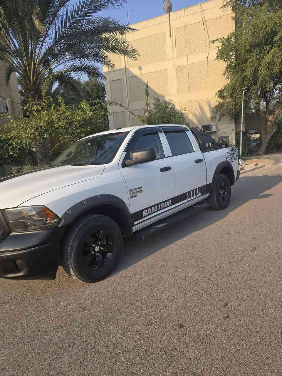 السلام عليكم
دوج رام كلاسك 2023
ستة سلندر
ماشية 21 الف ميل 
جاملغ وبنيد بدون ايرباك 
غاز التبريد شركة 
ماء الراديتر شركة 
شواصي مكفولة 
الضرر سطحي
جاهزة من كلشي كل الإضافات بيها 
بيها منظومة غاز
السعر 255 بيها مجال قليل
***********
