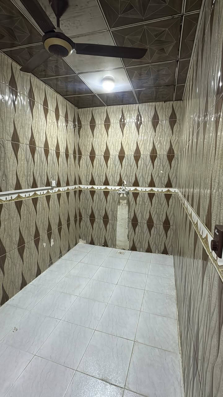 مشتمل طابق اول معزول للأيجار في القبله حي المهندسين على شارع60 تجاري يصلح للشركات مكتب محامين  سكن عائلي تحتوي على غرفتين صاله مطبخ صحيات سعر للأيجار600 للتواصل على رقم***********
