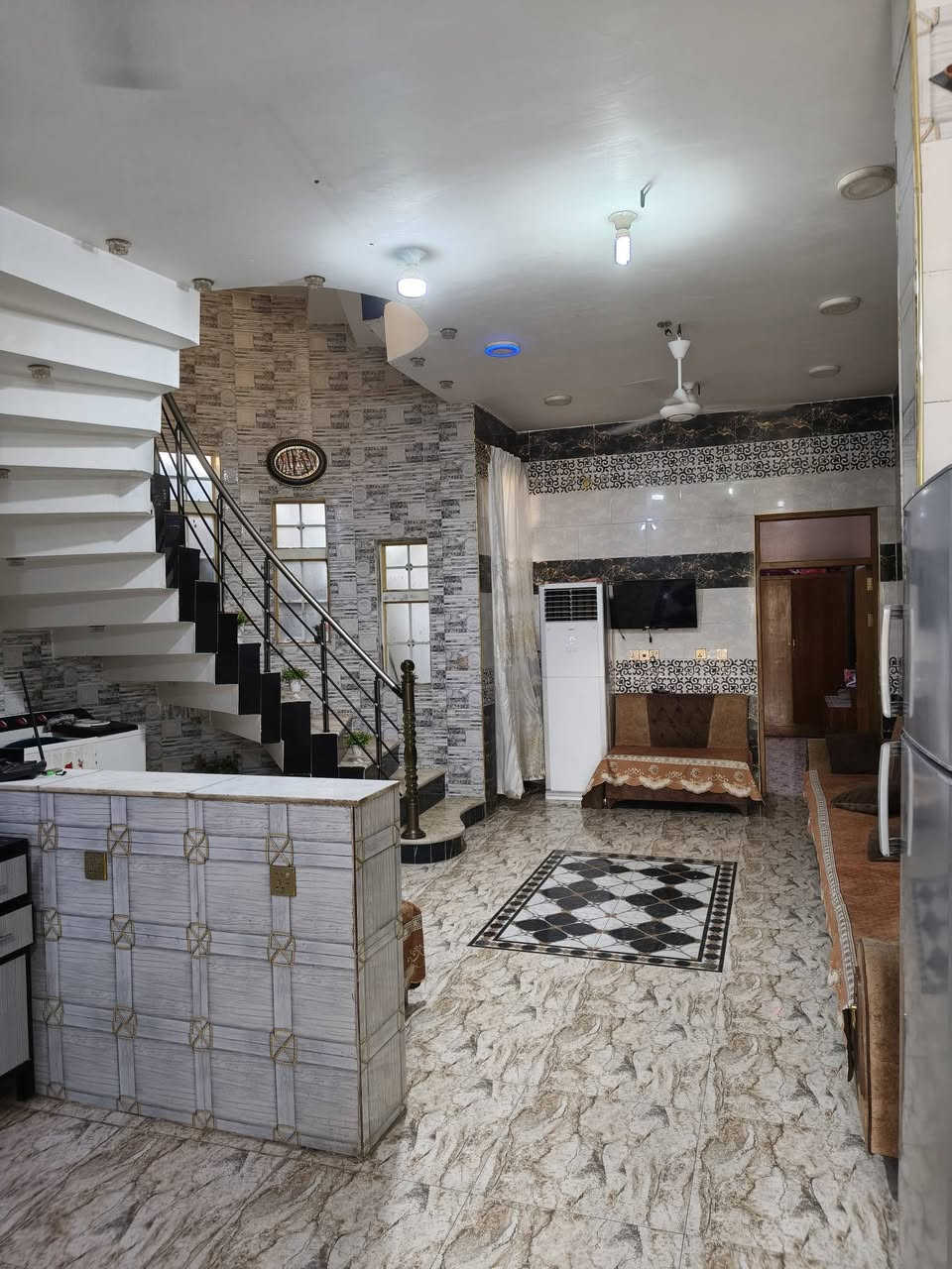 السلام عليكم بيت للبيع 150 متر واقع حال وبل سند 125 سنه البناء 2020 طابوك كله جمهوري الموقع ضباط الخاجيه مقابيل الجدول شارع 20
♍
الطابق الاول يحتوي على مطبخ وصاله واستقبال وغرفه وصحيات 
الطابق الثاني يحتوي على صاله و غرفتين نوم وصحيات والاستفسار عل الرقم ***********
