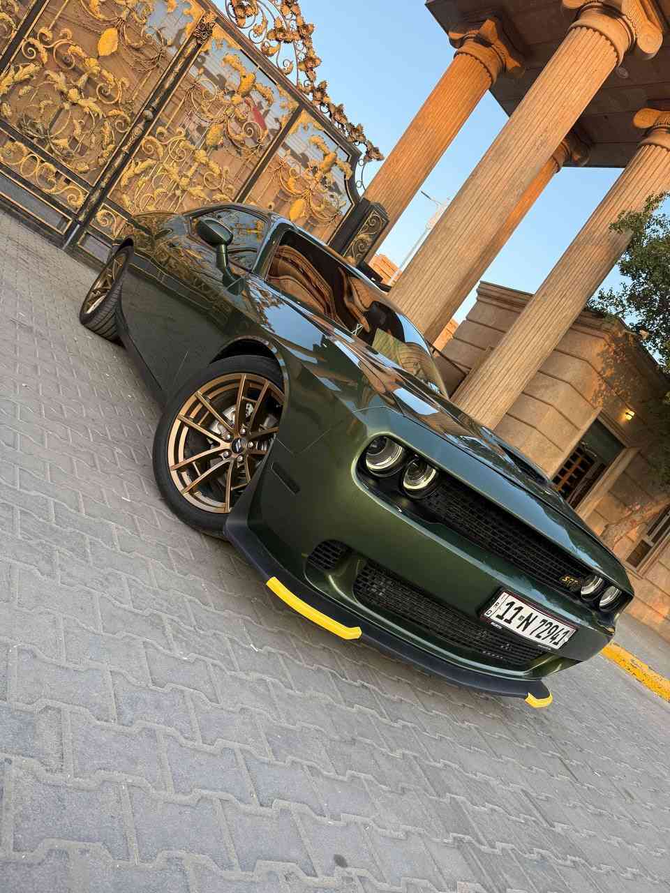 السلام عليكم..
جالنجر 2019 rt.. زيتوني مميز. 
حادثها سرقه. ابواب وجاملغات اماميه وبنيد..
راجعه قطع اصليه ومصبوغه حزام  درجة اولى علمود ملاون . .. (بدون حادث  شرط) .. وعندي الفيديو قبل لا تنصبغ السيارة 
صورها وهي بالمزاد موجودة بالمنشور 
سيارة جاهزه من كلشي حداده جديده
عليها عينه  مال ديمن الحمره 220 ميل ب400$
بلكات ريسنك 200$
كزوز وداون بايب srt يم علي الوادي 750$
عليها طخم تاير هو ويل دايتونا جديد.. ب 700$
عليها عدسات ماركة اوزوم ب 400$ 
سستم الصوت بيتس مع دمام   
كشنات كنتارا حضن وتدفئة وتبريد 
عليها لويات ودبلات صفر مال srt
سيارة احله من صور
سيارة خسران عليها هواي 
سعرها 173 وبيها مجال 
مكاني بصره..

***********
