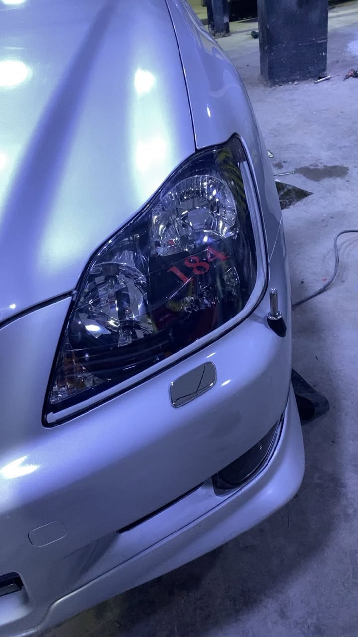 بە ناوی خوای بەخشندە و میهرەبان
بابەت: فرۆشتن
سەیارەکە موسە و مۆدێل ٢٠٠٧ە و گێڕ و مەکینە گەورەیە (١٨٤)
سەیارەکە سڵاید و کوشن جڵد نییە
سێ پەردەی بیلاد و سەلاجەیە
چوار دوگمەیە
تبرید مرکزییە
تەنیا یەک چەمەلاغی پێشەوەی بۆیاغە.
ساردی و گەرمی بە شەرت
تایەی لۆک لۆکی لەژێرە و ویل دینگەیە
سەیارەکە هی ماڵە و مەسروفێکی زۆر زۆری کراوە، تازە ڕۆن و هایدرۆلیکی گۆڕاوە، جوانکارییەکی زۆری بۆ کراوە، ناوەوەی سەیارەکە هەمووی دەستکاری کراوە لە کوشن و دەشبوڵەوە بگرە تا بەری پێیەکان.
لید و تەرتیباتی بۆ دانراوە، جام لایتی پێشەوەی گۆڕدراوە و لیدی بۆ دانراوە.
جامی پێشەوەی هەڵگیراوە، بە شەرتی تەقە و رەقە  و دوکەڵ دەیفرۆشم.
پلاکی تازە گۆڕاوە.
ڤۆلت و شەمعی تازە گۆڕاوە.
هیچ شتێک لەو سەیارەدا نەماوە خەلەلی هەبێت و دەستکاری بوێت.
سەیارەکە تەواو جائیز کراوە و بەنزینێکی کەم دەخوات، بەڕاستی لەو دوو ساڵەی پێمە بە تەواوی لەم سەیارەیە ڕازی بووم، پێویستم بە پارەیە و زەرورم لەسەری بۆیە دەیفرۆشم.

سعری کۆتایی قفڵ 64 وەرەقە.
شوێن ڕانیە-تیتۆکە
***********
