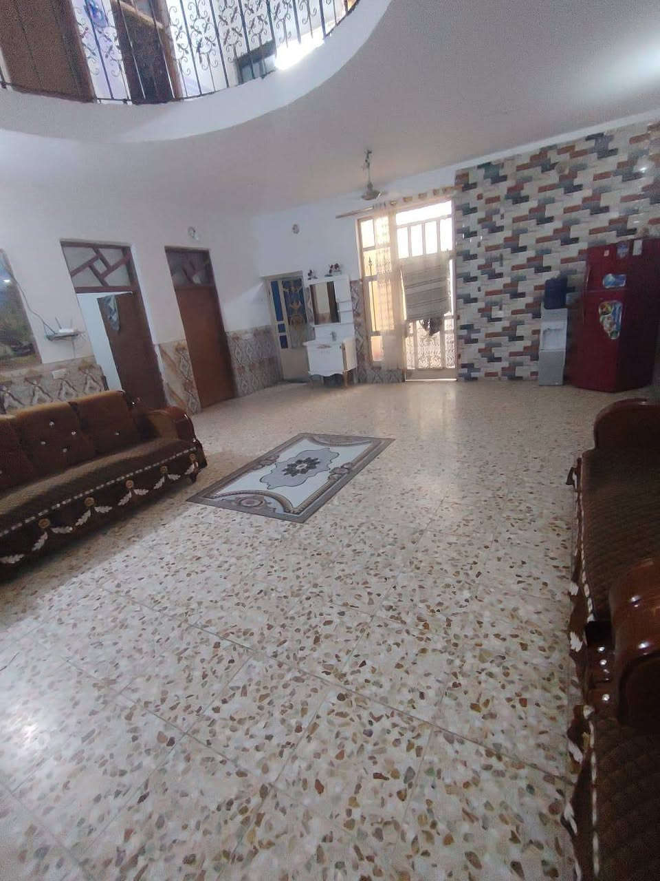 السلام عليكم
بيت للبيع مع قطعة ارض 
سند ٣٥
المساحه نصف دونم البناء ٣٠٠متر 
بناء طابوك طابقين يحتوي الطابق الأول  على ٢غرف نوم وصاله واستقبال وحمام ومطبخ بارد وحار
والطابق الثاني ٣ غرف نوم واستقبال وحمام ومخزن 
وكذالك تواليت خارجيه وحمام خارجي 
متوفر كل الخدمات ماء كهرباء وتبليط لحد لباب بيت جاهز من كل الخدمات 
العنوان تقاطع النهروان مقابل القريه النفطيه للإستفسار 
***********
