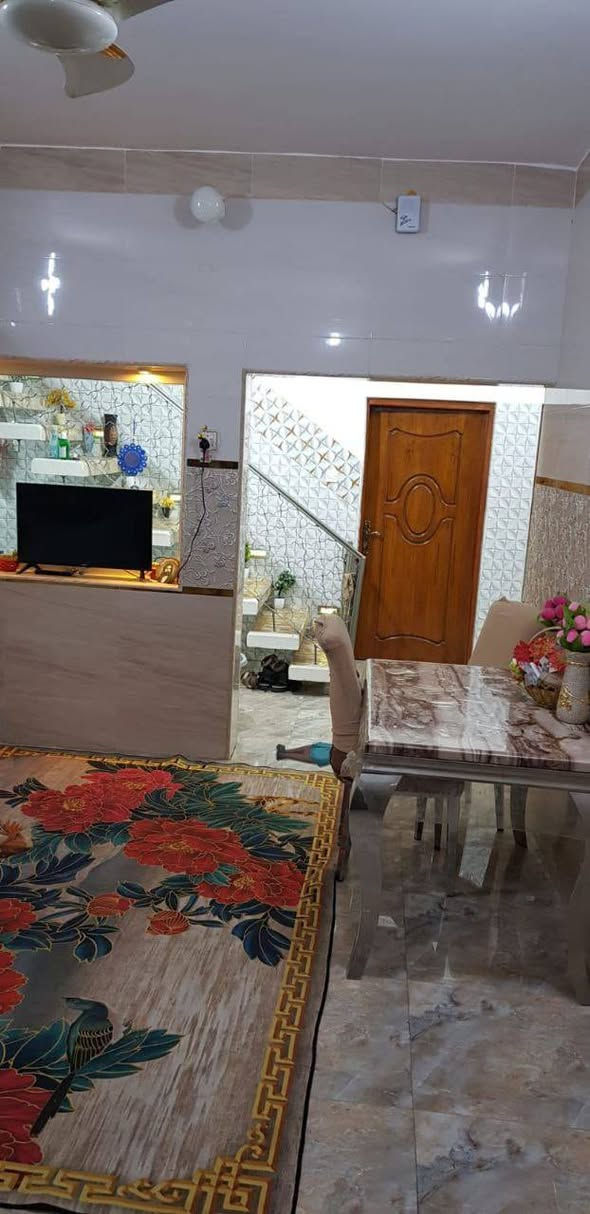 🏡 دار للبيع

📍 الموقع: أم العصافير – مقابل مدرسة النموذج.

📐 المساحة: 200 متر مربع، ركن على شارعين.

✨ مواصفات الدار:

- غرفتان نوم.
- صالة.
- مطبخ.
-  استقبال.
- صحيات داخلية وخارجية.
- محل تجاري ضمن الدار، مناسب للاستثمار

📞 للاستفسار والاتصال:

- *********** – حجي ستار الظالمي.
- *********** – محمد ستار.

📍 عنوان المكتب: سوق القشلة.
مكتب العدالة للعقارات
