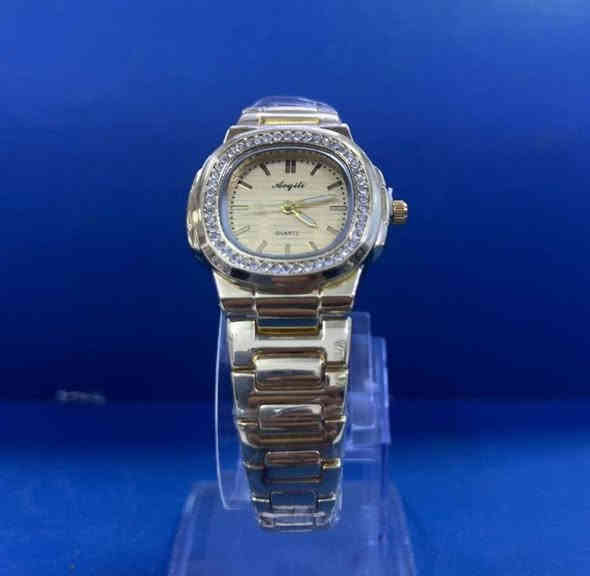 ✨ لا تـفـوتـيـن الفـرصـة! ✨
وصلت أجـمـل السـاعـات النسـائيـة بتصاميم فخمة وراقية…
ساعات سير جلد ناعمة ومريحة، وساعات سير حديد تضيف هيبة وأناقة لمعصمچ 💖

⌚ مميّزات الساعات:
• تصاميم حديثة تخطف النظر
• جودة عالية تناسب الاستخدام اليومي
• ألوان هادئة وراقية تناسب كل الأذواق
• تثبيت ممتاز على اليد وشكل مرتب جداً
• مناسبة لكل إطلالة—رسمية، عملية، يومية

📍 الموقع:
حي الشهداء – شارع المدرسة – أطلال – مقابل ماركت ليمونة

📞 للطلب والاستفسار:
***********

✨ اختاري ساعتچ المميزة وخلي أناقتچ تحچي عنچ 💕
