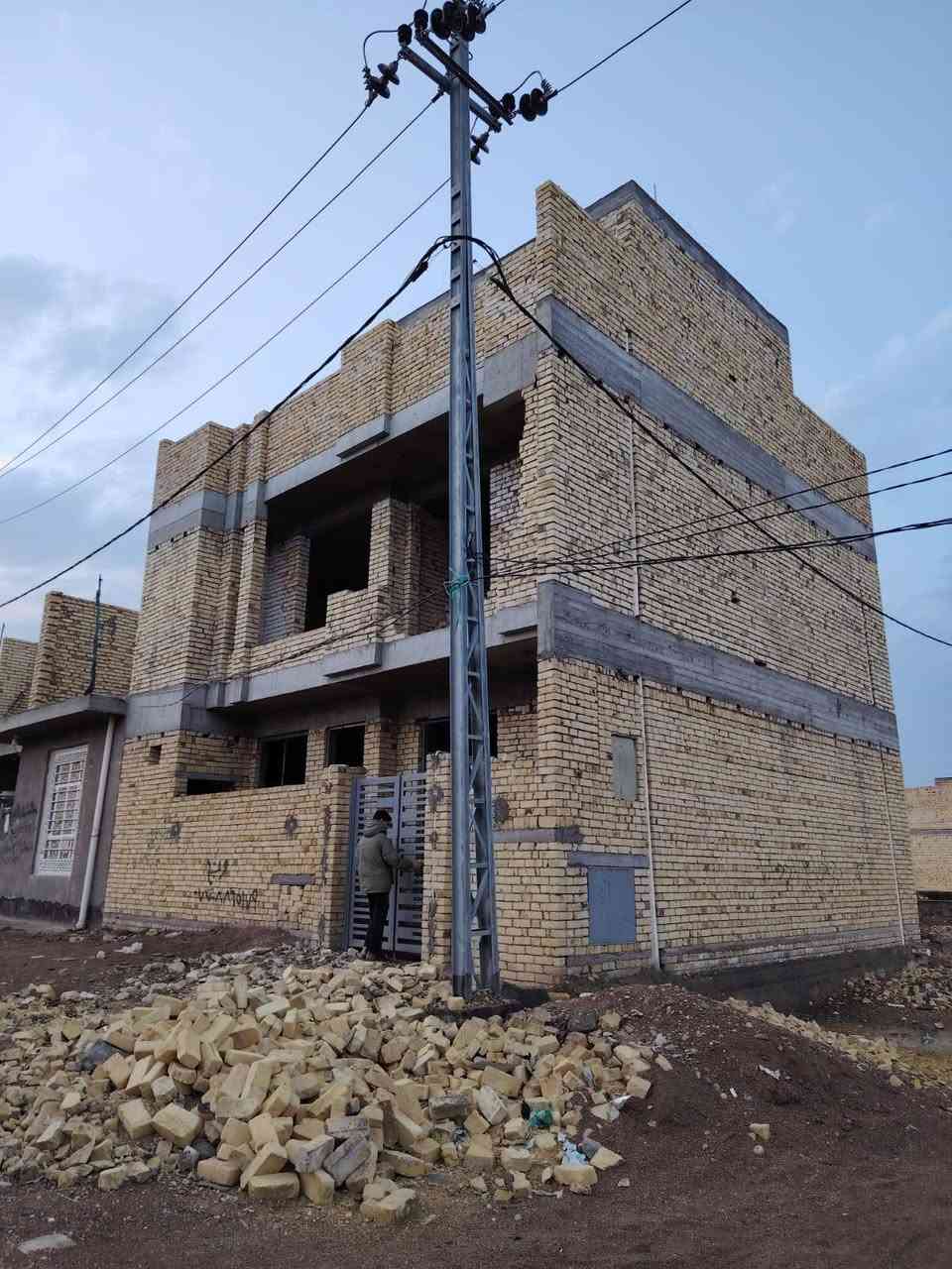 السلام عليكم مشتمل هيكل للبيع مساحة ١٠٠متر مربع ركن على شارعين طابقين الطابق الاول كامل مي ومجاري بناء درجة اولى كامل استارة بيتونة  ثالث قطعة عن شارع ٣٠ شارع احمد الوائلي السفحة الثانية متكون ٤ غرف نوم استقبال صالة ومطبخ 
٢تانكي حمامات عدد اربعة ٣داخلي واحد خارجي 
خلاطات درجه اولى علما الطاب الاول تاسيس الكهرباء بالكامل بوري وجكشن بيت يخبل تجي وتشوف بعينك 
علما الماء والكهرباء بالباب 
خاص موجود تلفون *********** العقار باسمي
