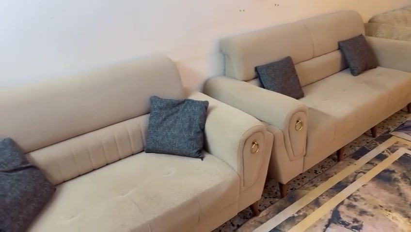 للبيع خمس قطع كلش نضيفه درجه اوله اي ضرر ما بيه  مكاني لغدير  ***********.سعره 400.
